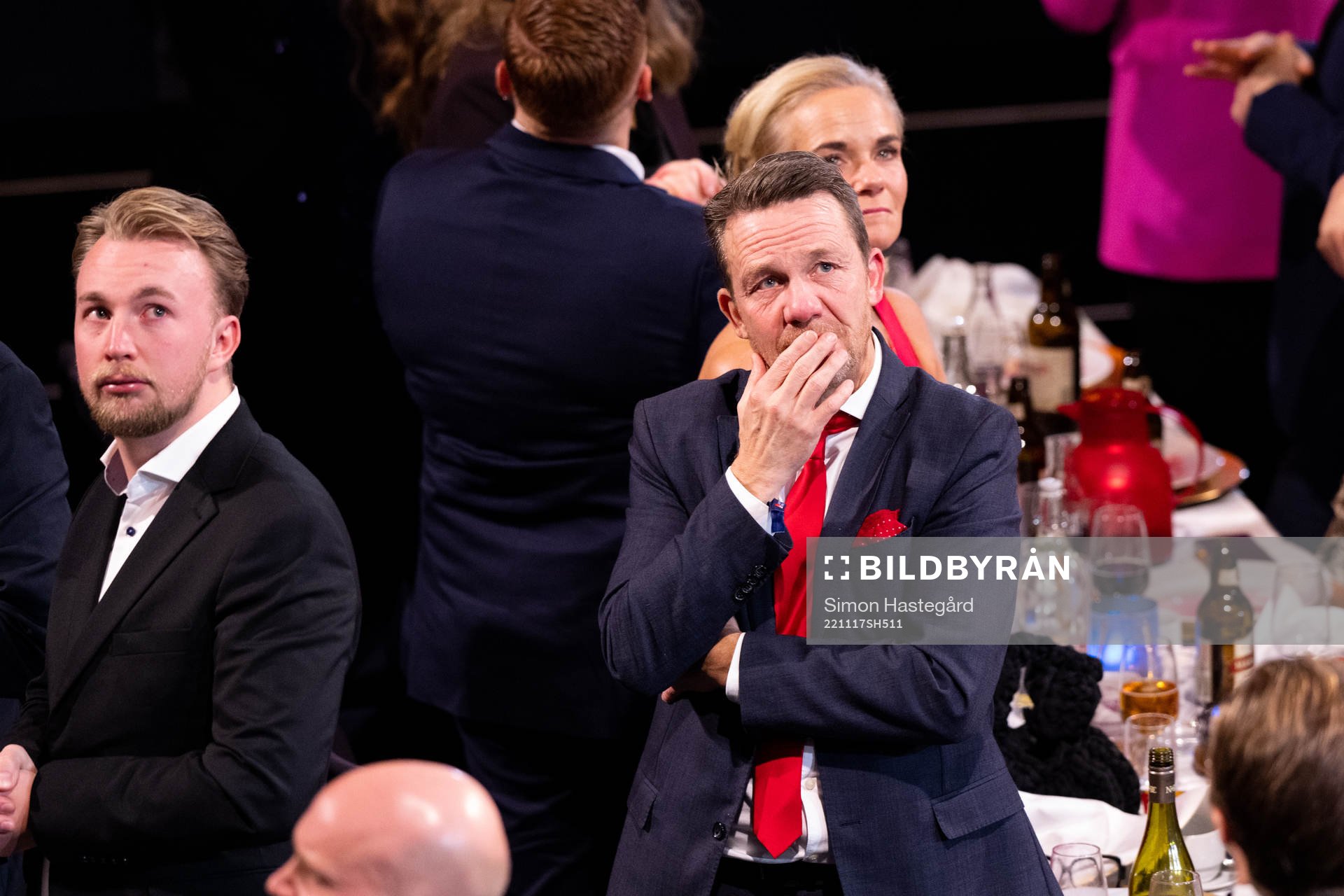 Charles Berglund i tårar när Börje Salming (ej i bild)