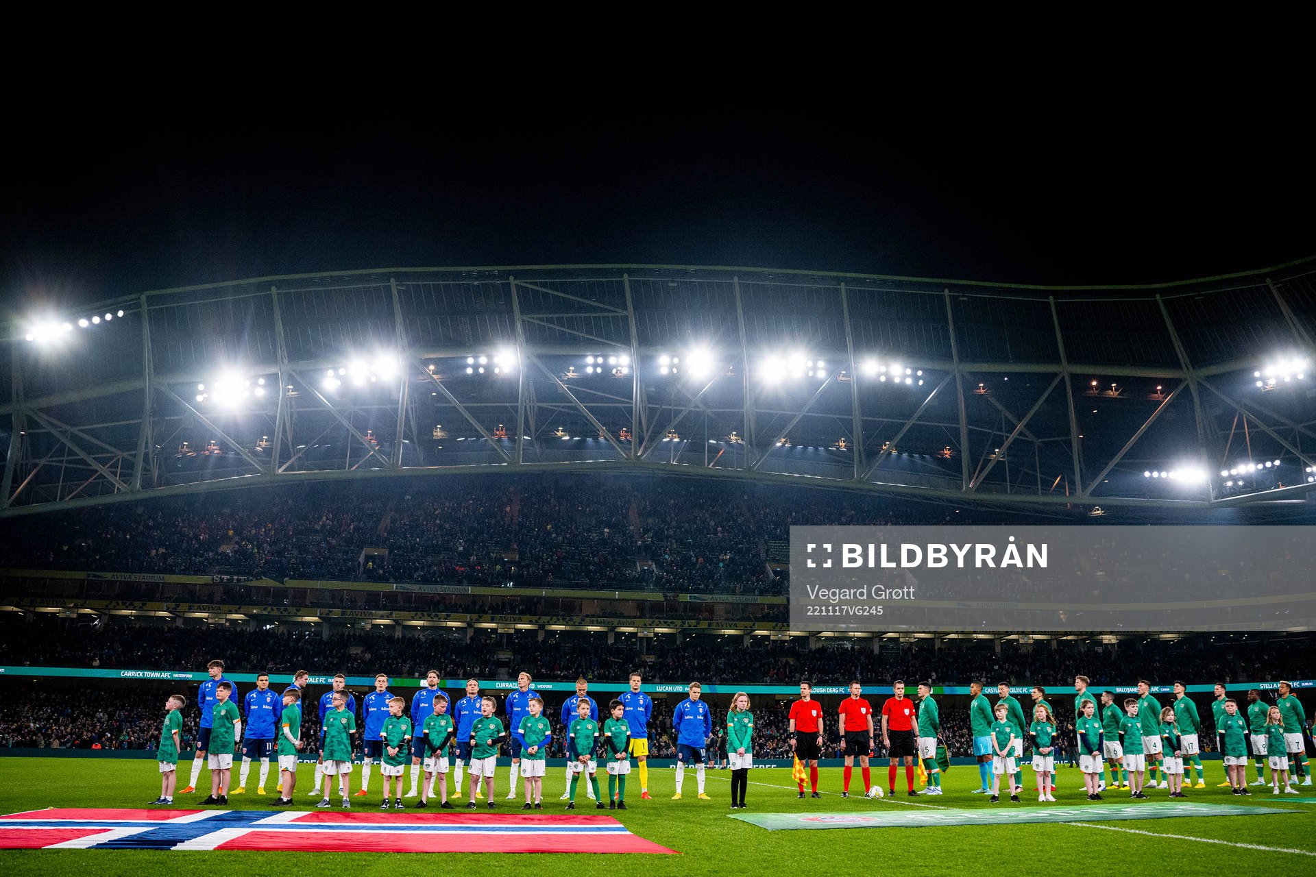 Players of both teams line up