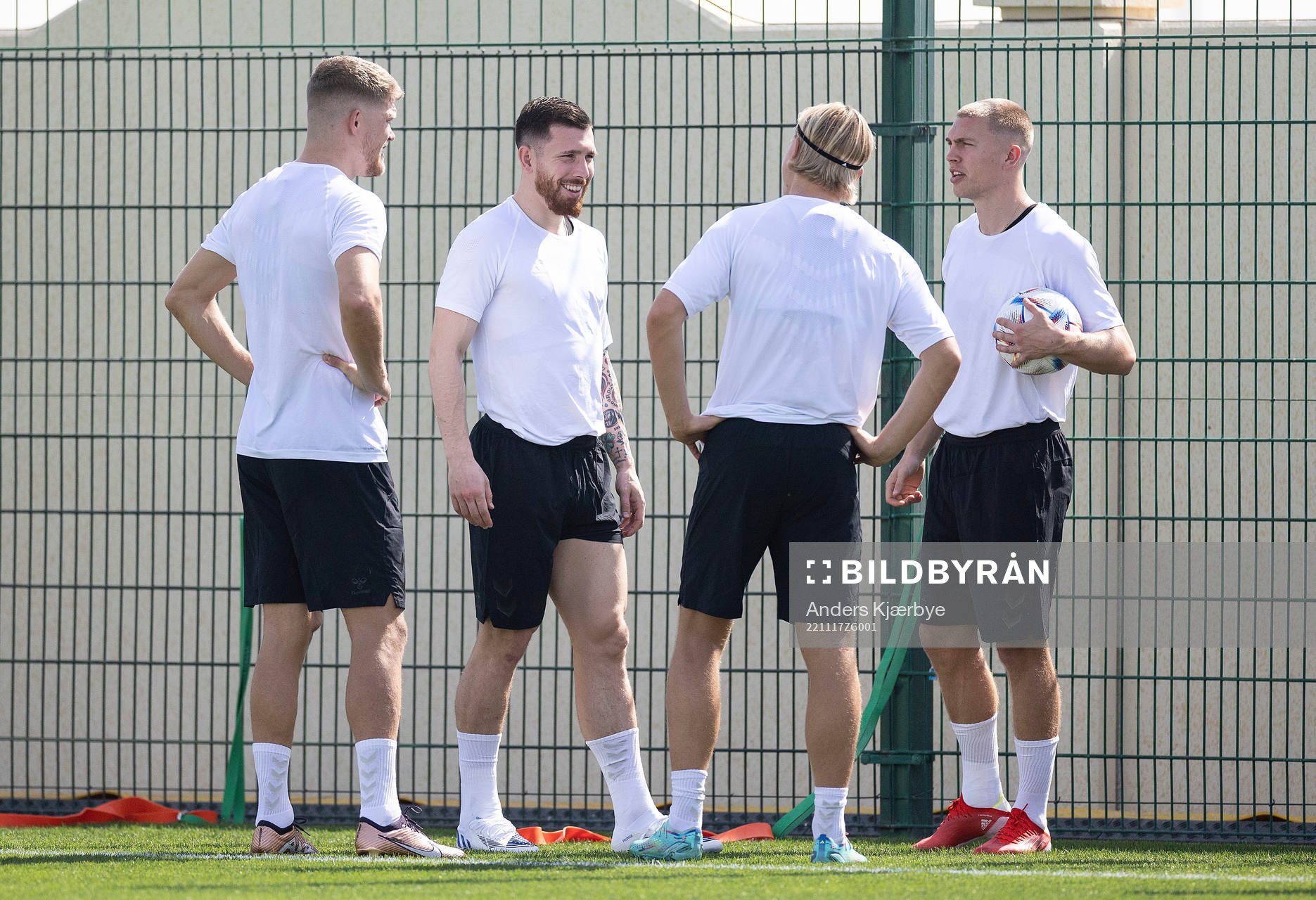  [DK=20221117: Herrelandsholdet træner i Doha, Qatar - Pierre-Emile Højbjerg, Danmark og Rasmus Nissen Kristensen, Danmark][UK=20221117: Denmark National Team practice in Doha, Qatar - Pierre-Emile Højbjerg, Danmark and Rasmus Nissen Kristensen, Danmark]