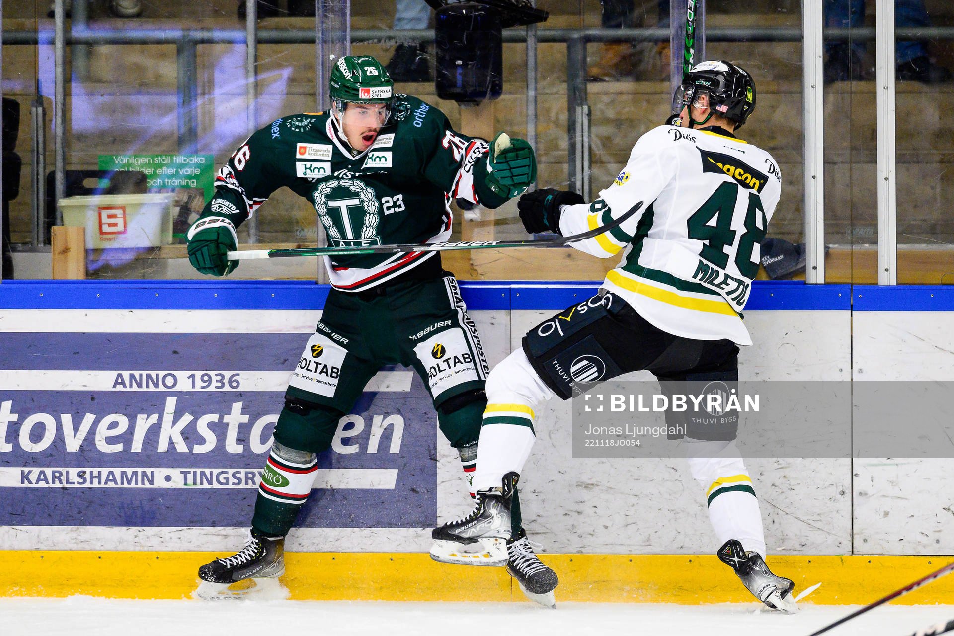 Tingsryds Joseph Berger tacklar Östersunds Sam Miletic