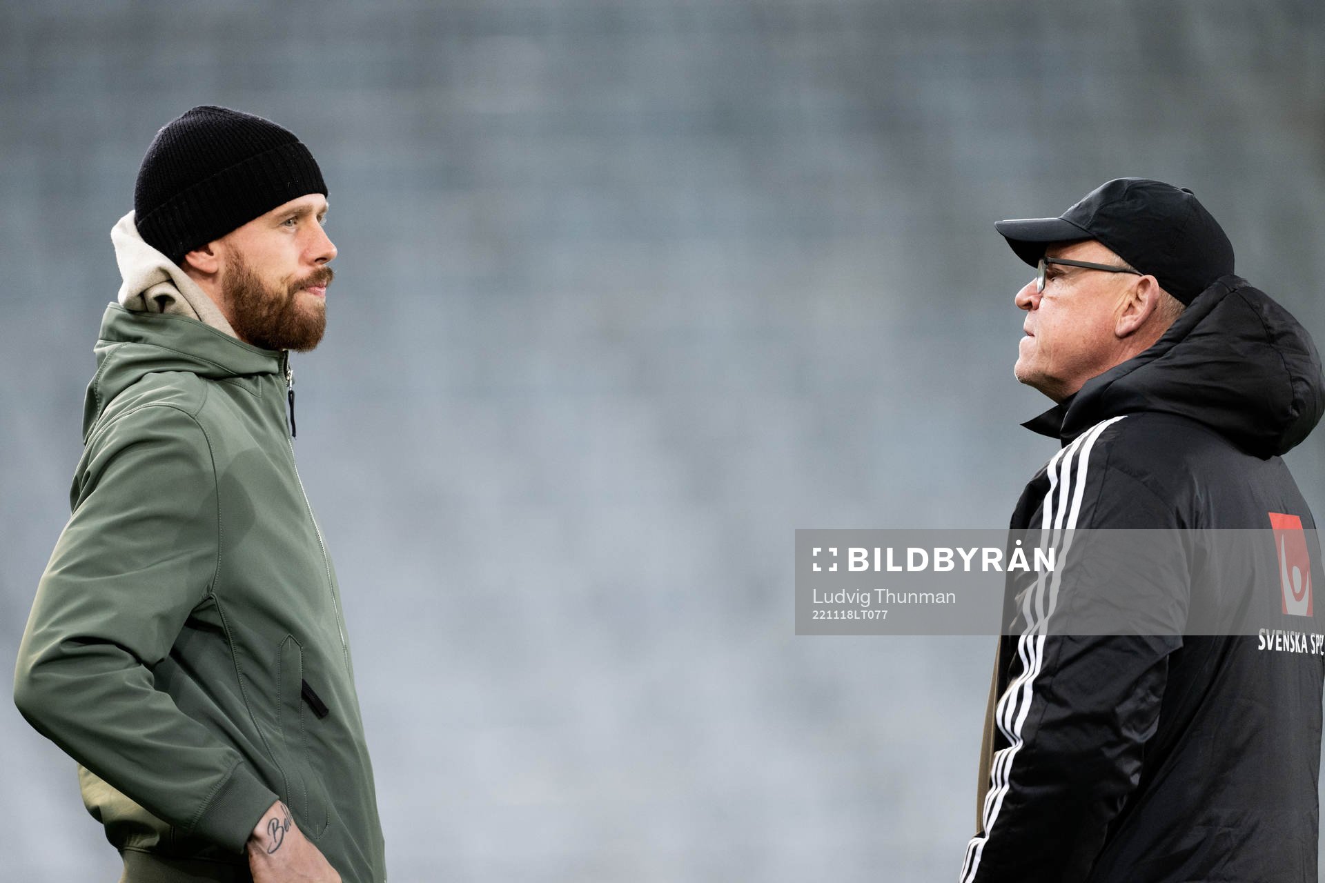 Pontus Jansson talks to head coach Janne Andersson of the