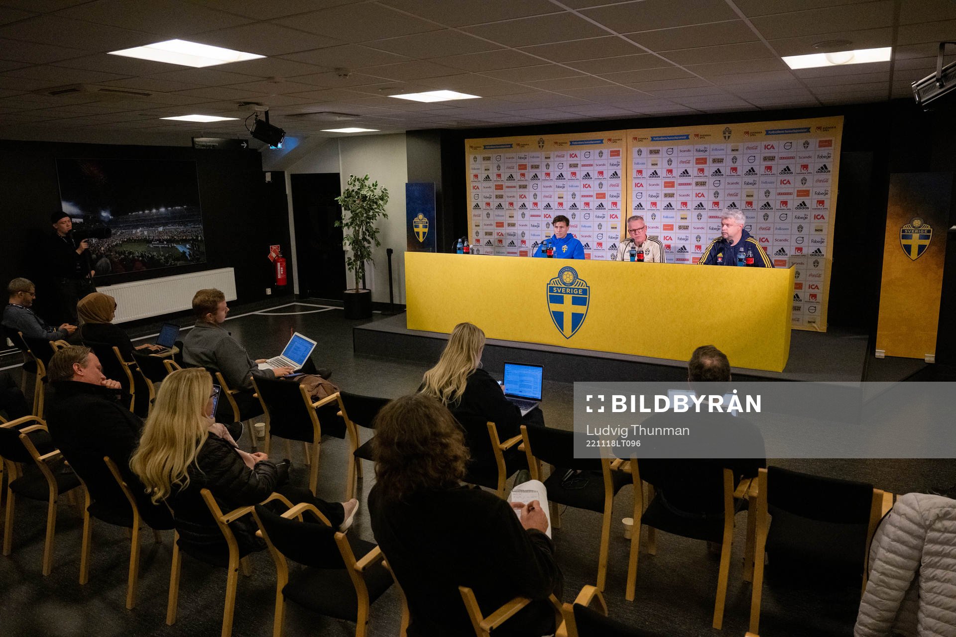 Victor Nilsson Lindelöf, head coach Janne Andersson and