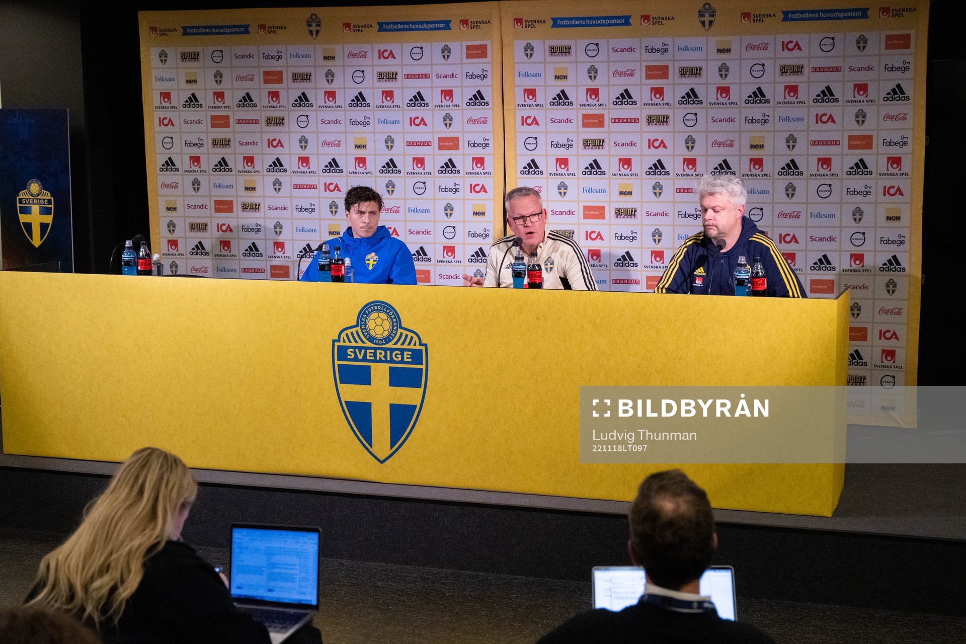 Victor Nilsson Lindelöf, head coach Janne Andersson and