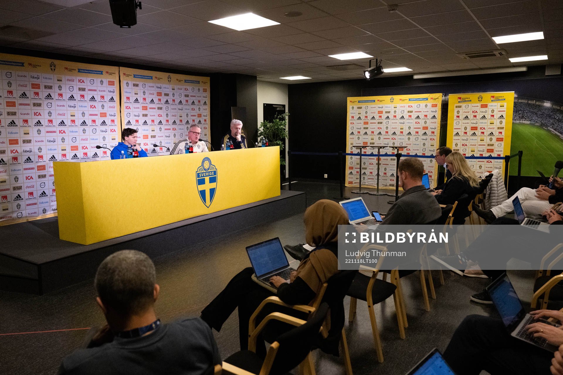Victor Nilsson Lindelöf, head coach Janne Andersson and