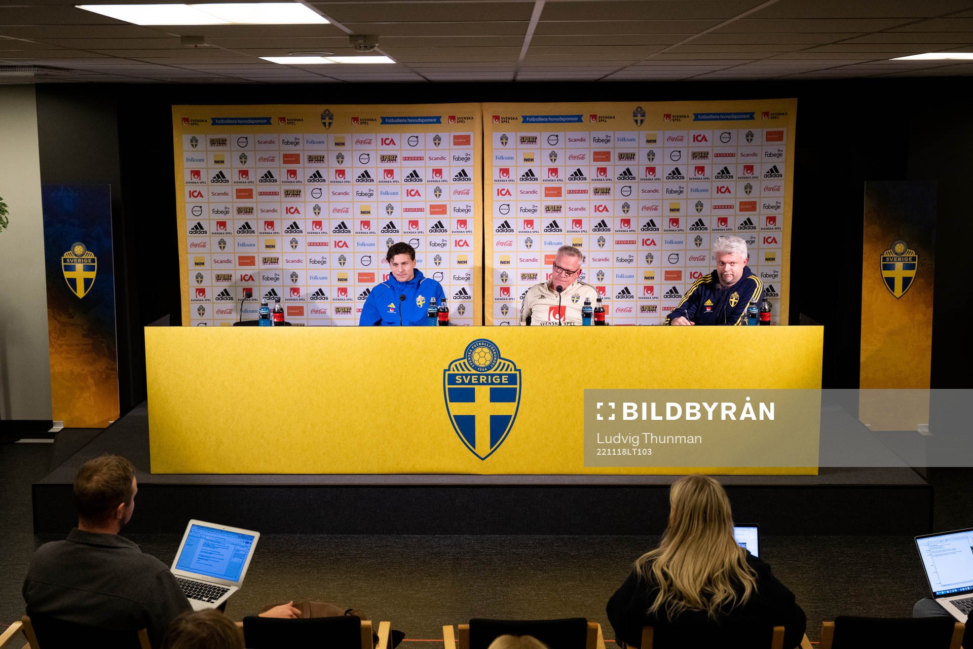 Victor Nilsson Lindelöf, head coach Janne Andersson and
