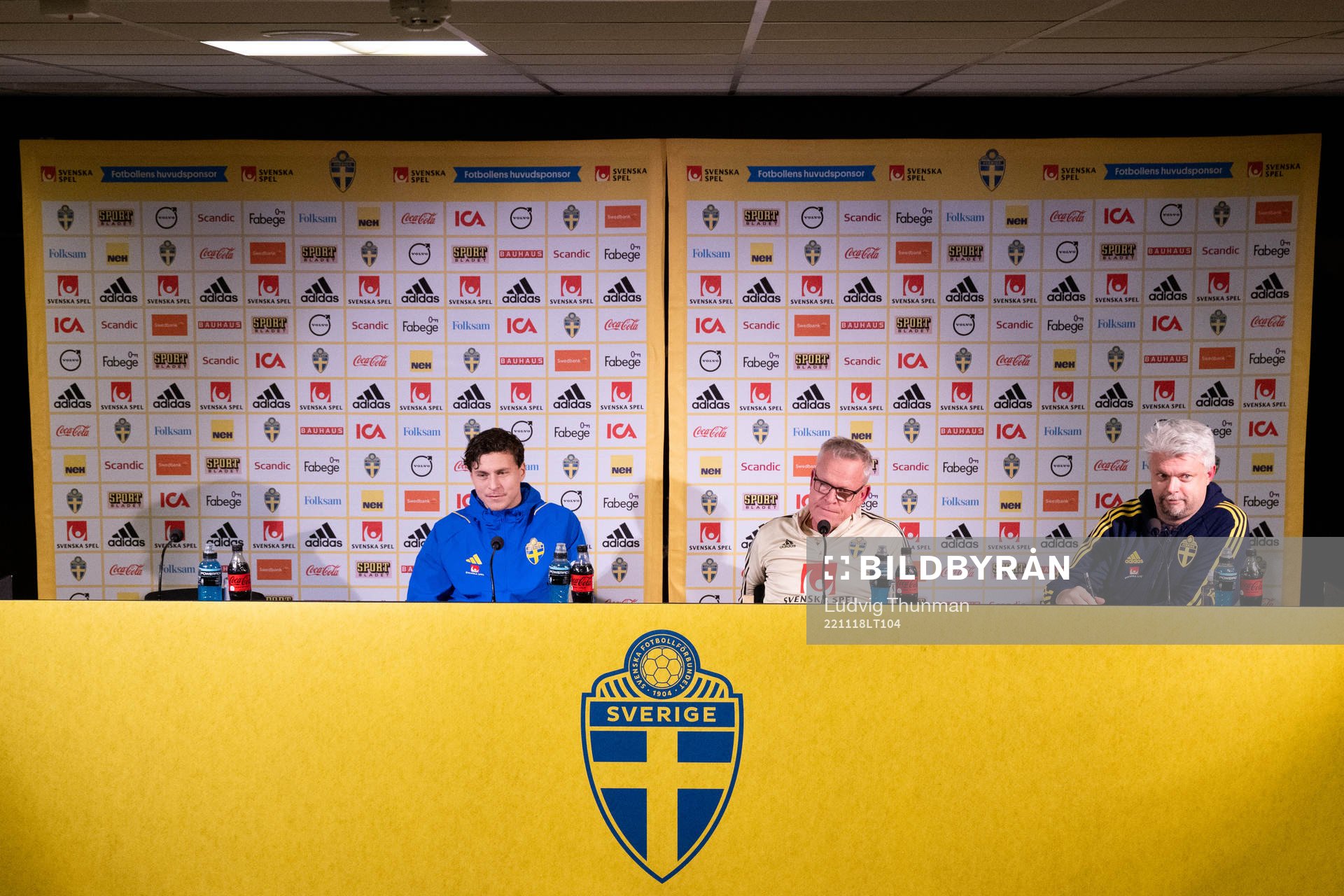 Victor Nilsson Lindelöf, head coach Janne Andersson and