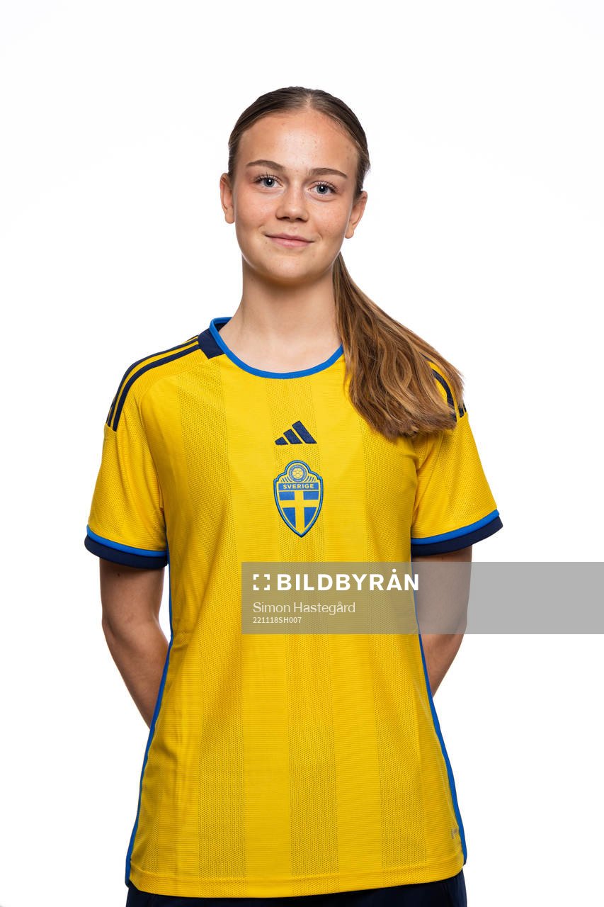 Olivia Zachau Friborg poserar för ett porträtt under en fotografering med det svenska F15-landslaget i fotboll den 18 november 2022 i Stockholm. 