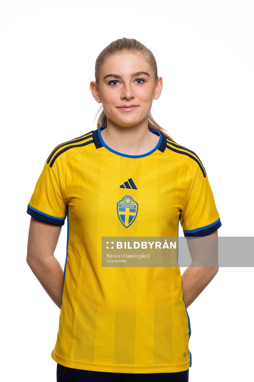 Amanda Grahn poserar för ett porträtt under en fotografering med det svenska F15-landslaget i fotboll den 18 november 2022 i Stockholm. 