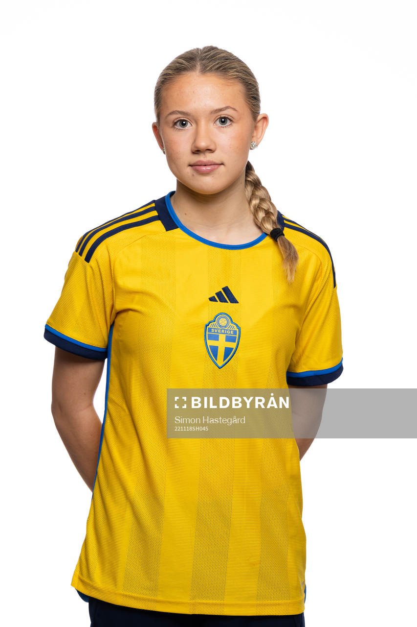 Paula Broddner Klingspor poserar för ett porträtt under en fotografering med det svenska F15-landslaget i fotboll den 18 november 2022 i Stockholm.