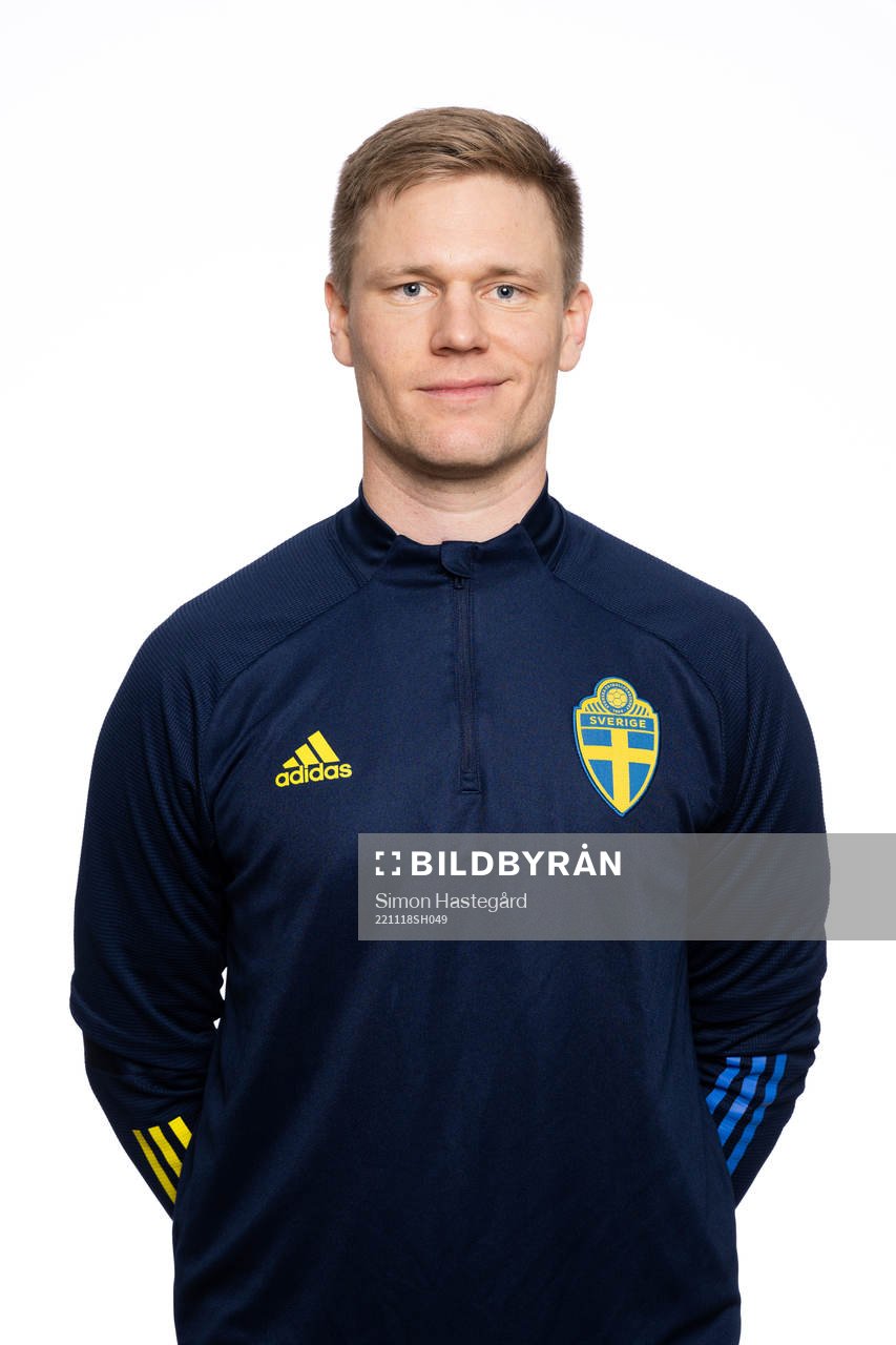 Andreas Olsson, Fysioterapeut, poserar för ett porträtt under en fotografering med det svenska F15-landslaget i fotboll den 18 november 2022 i Stockholm.