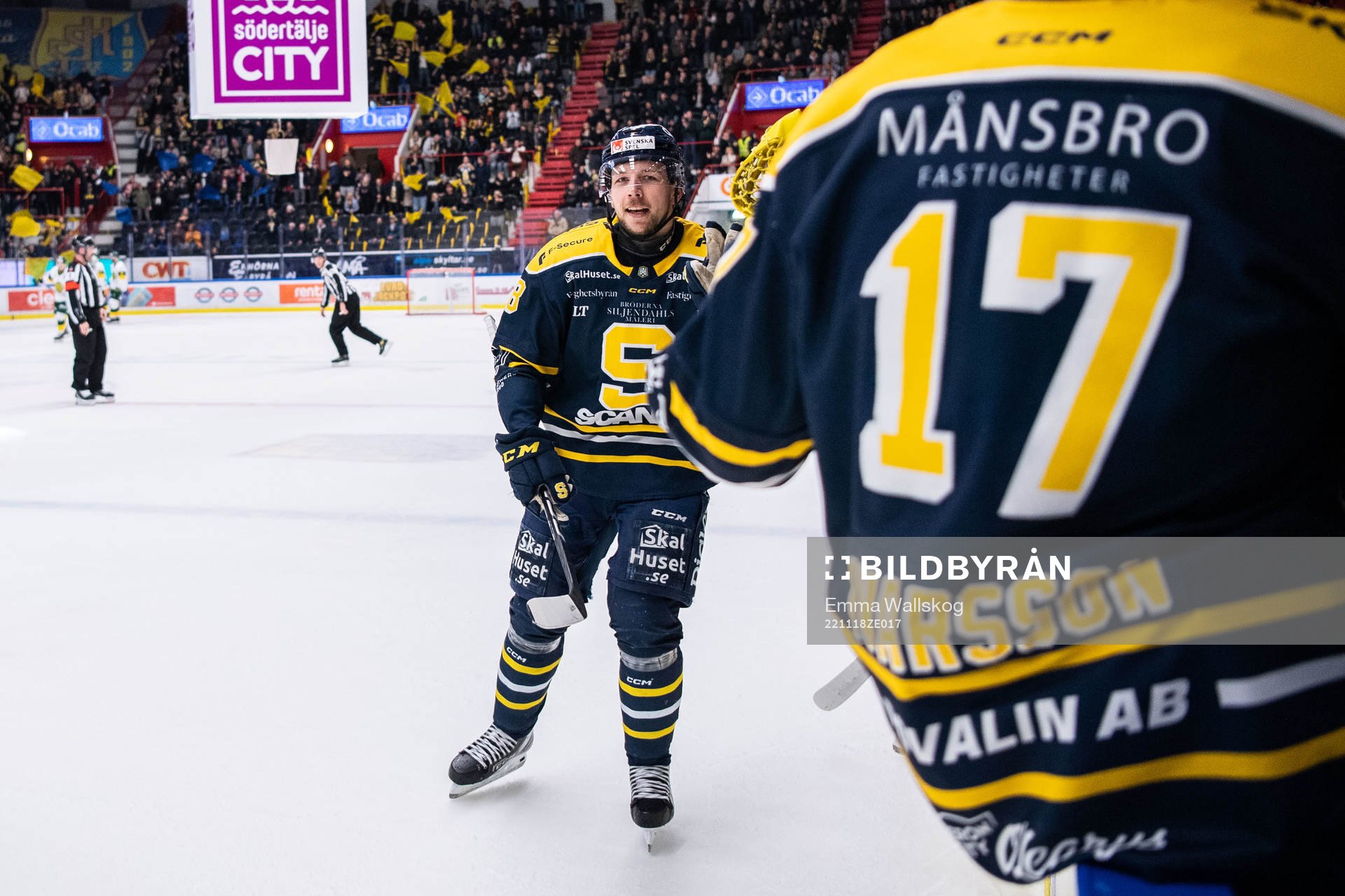 Södertäljes Emil Alba jublar
