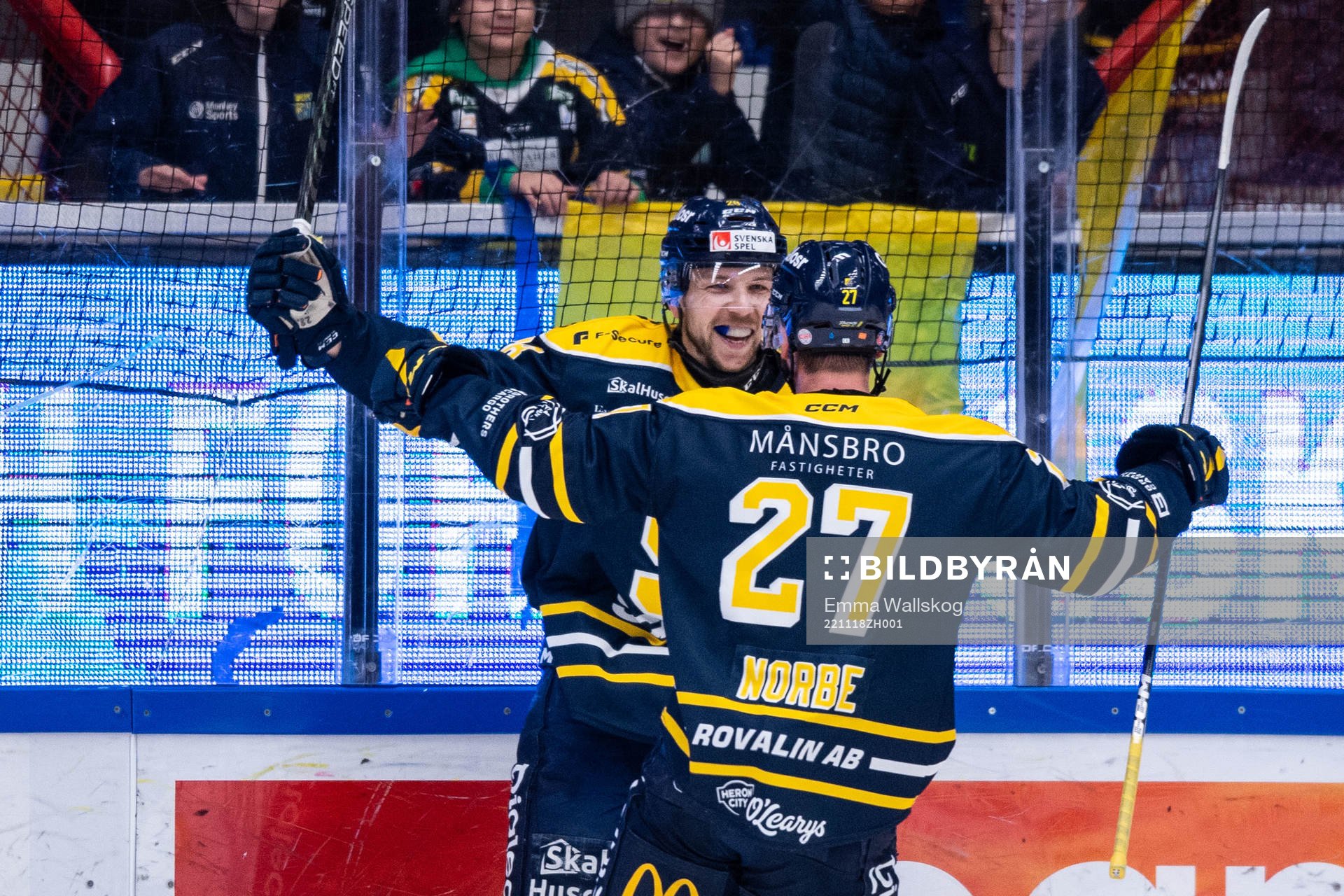 Södertäljes Emil Alba jublar med Daniel Norbe