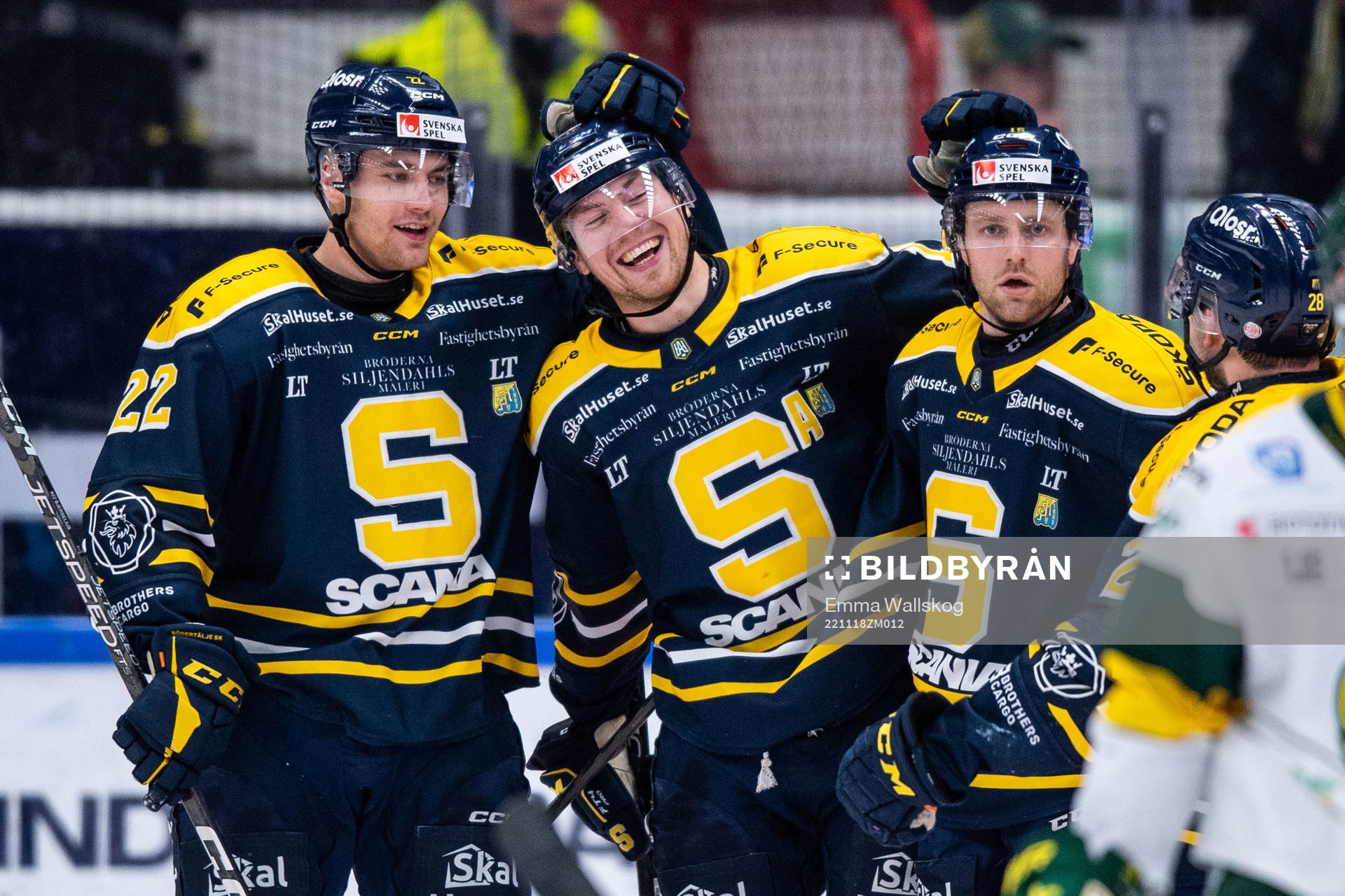 Södertäljes Johan Ivarsson jublar med Jacob Bjerselius,