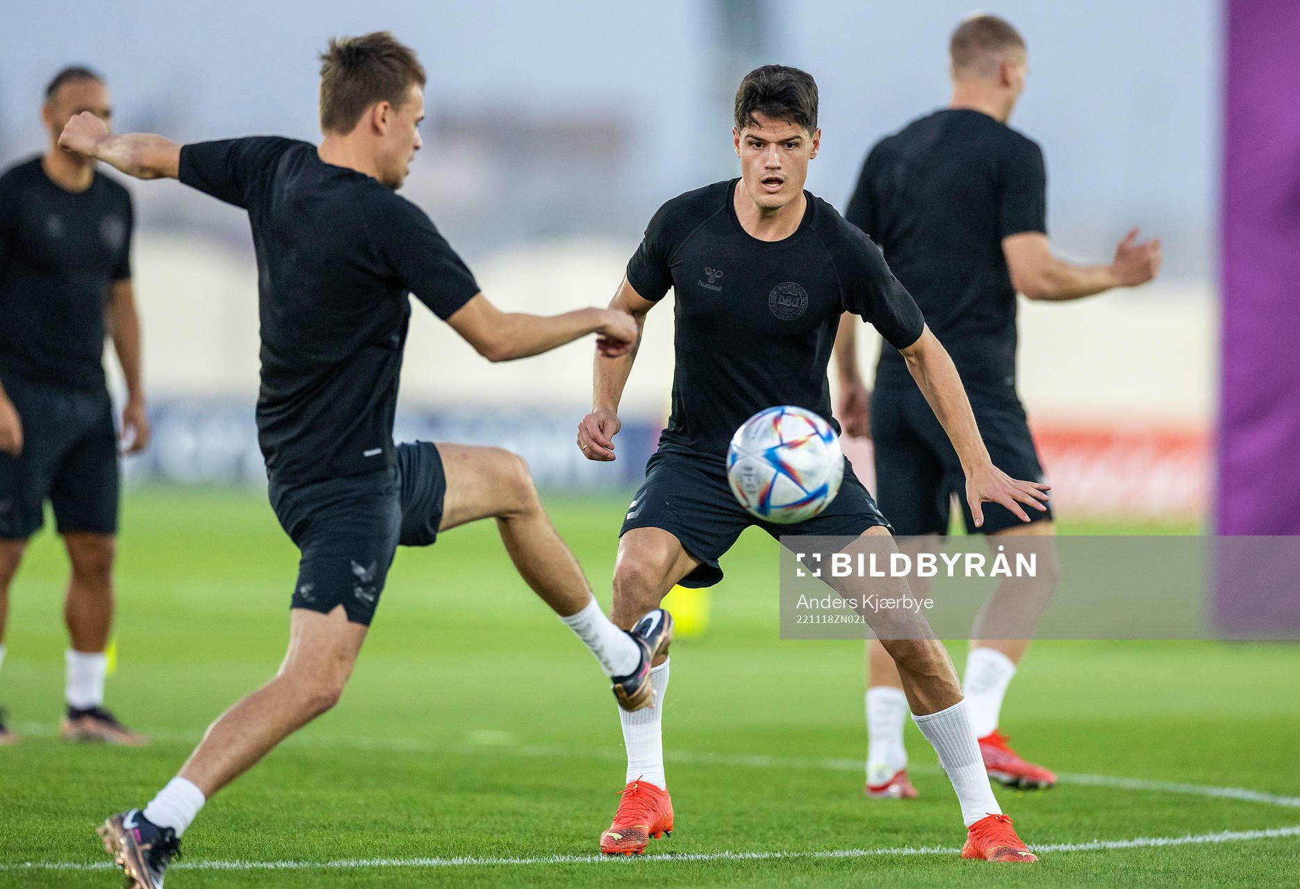 [DK=20221118: Herrelandsholdet træner i Doha, Qatar -