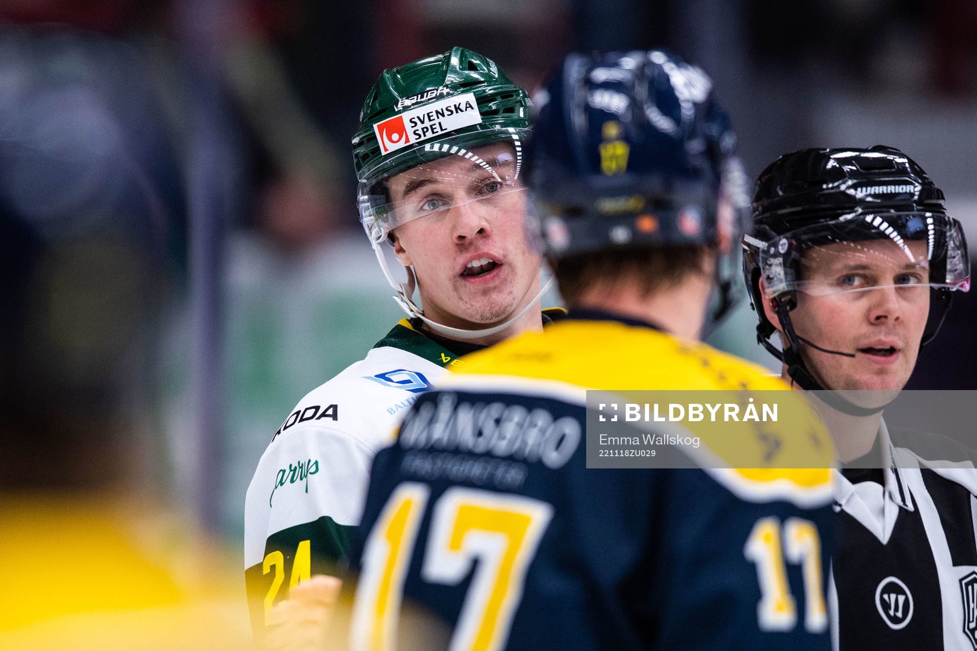 Björklövens Linus Cronholm i diskussion med Södertäljes