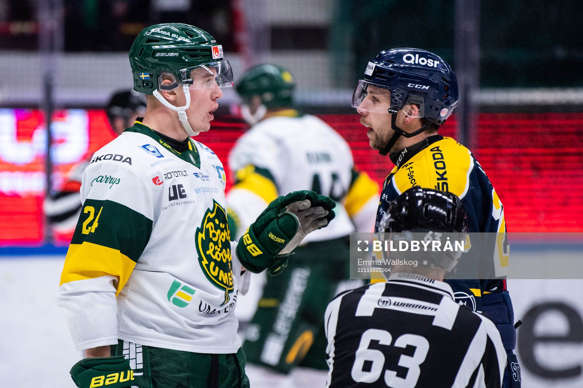 Björklövens Linus Cronholm i diskussion med Södertäljes