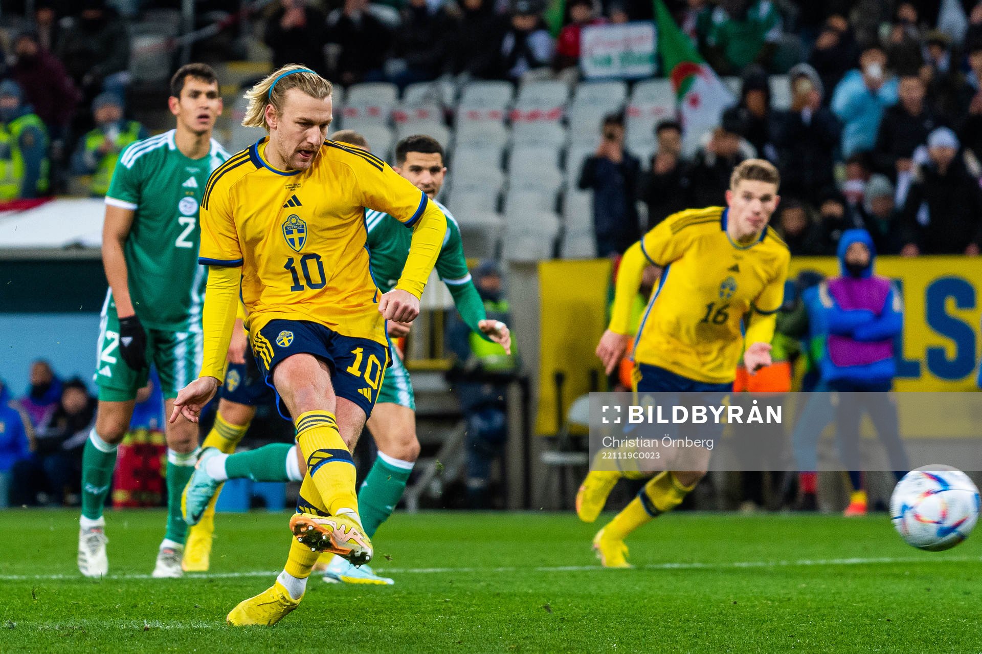 Emil Forsberg of Sweden scores 1-0