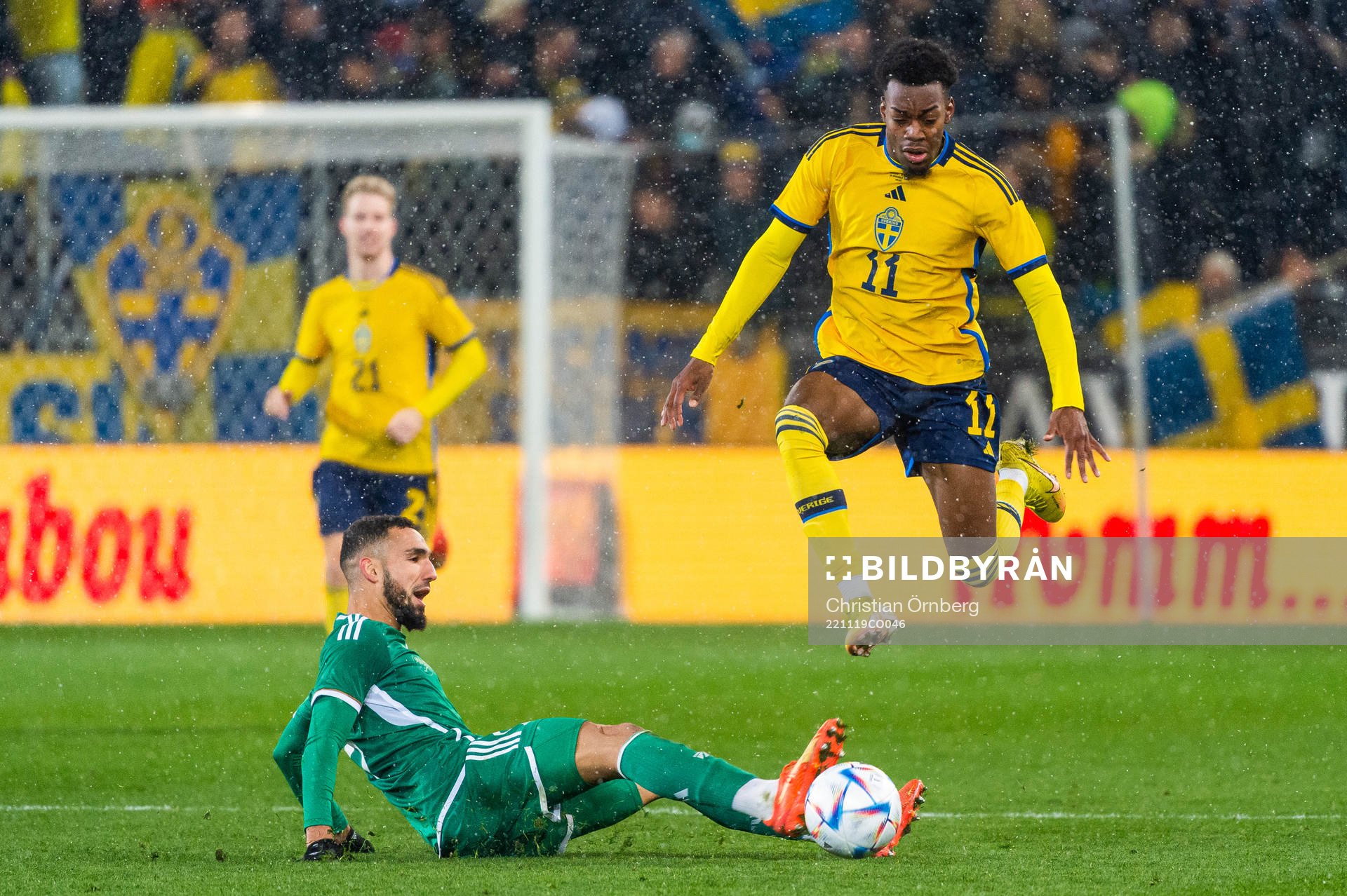 Nabil Bentaleb of Algeria and Anthony Elanga of Sweden