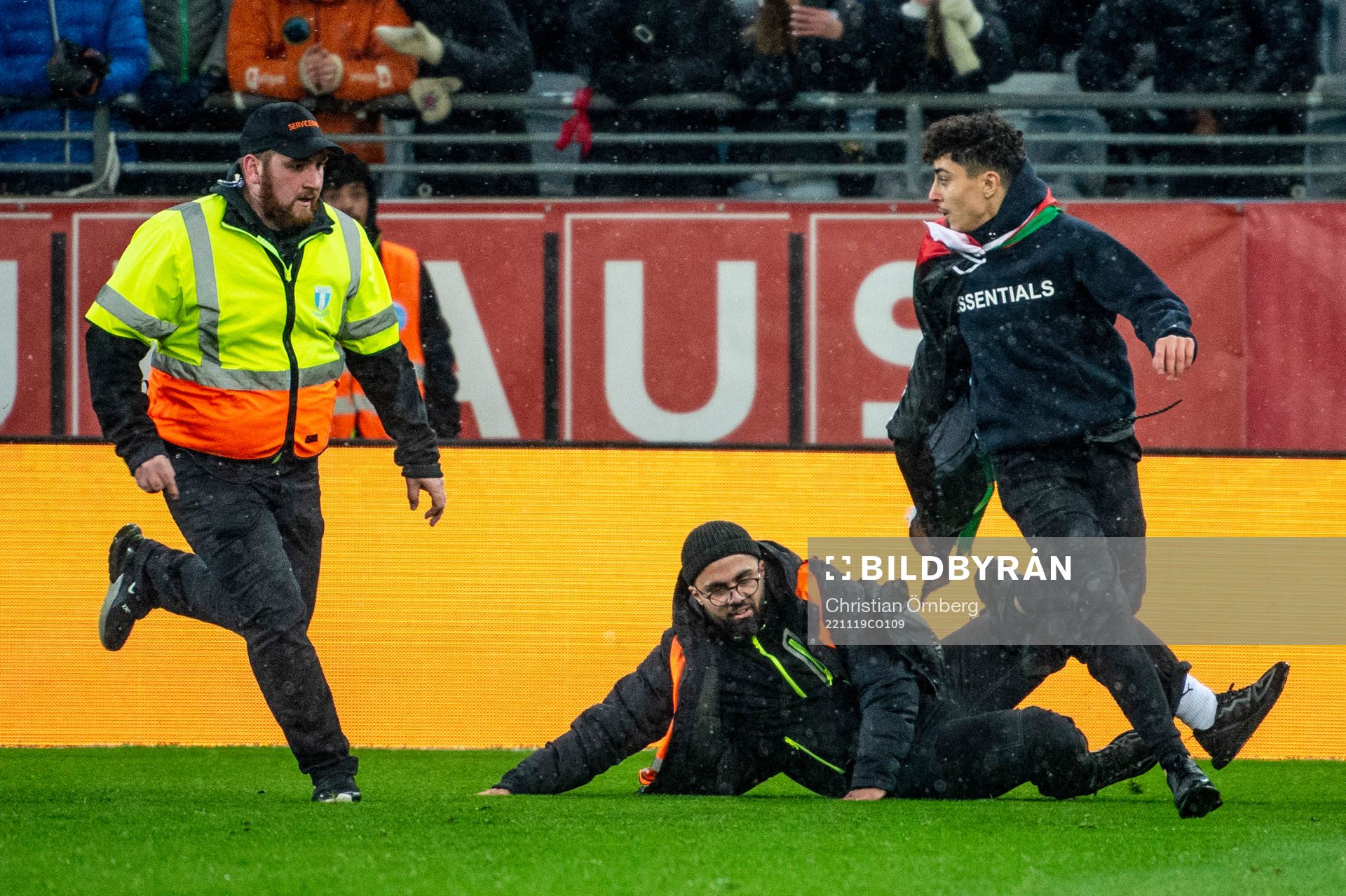 Security personel chase a pitch invader during the international friendly football match between Sweden and Algeria on November 19, 2022 in Malmö. 