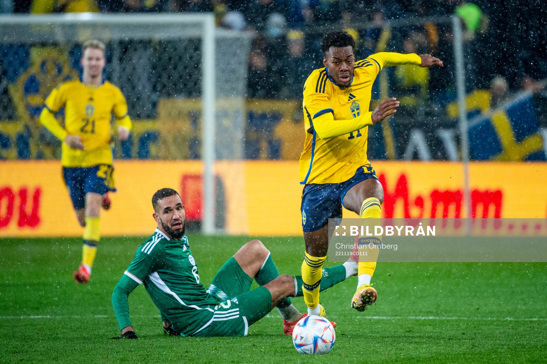 Anthony Elanga of Sweden and Nabil Bentaleb of Algeria