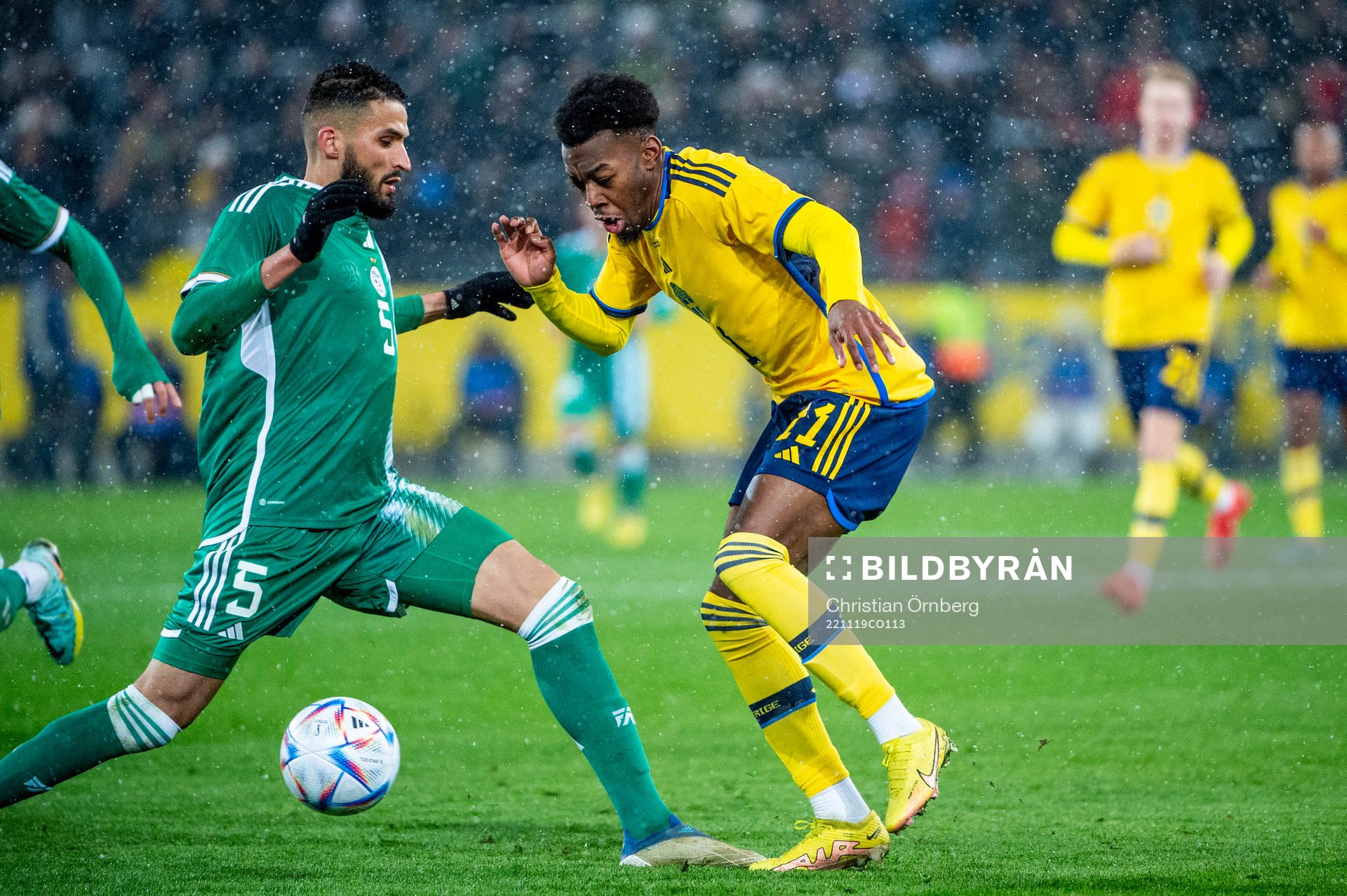 Anthony Elanga of Sweden and Ahmed Touba of Algeria during the international friendly football match between Sweden and Algeria on November 19, 2022 in Malmö.