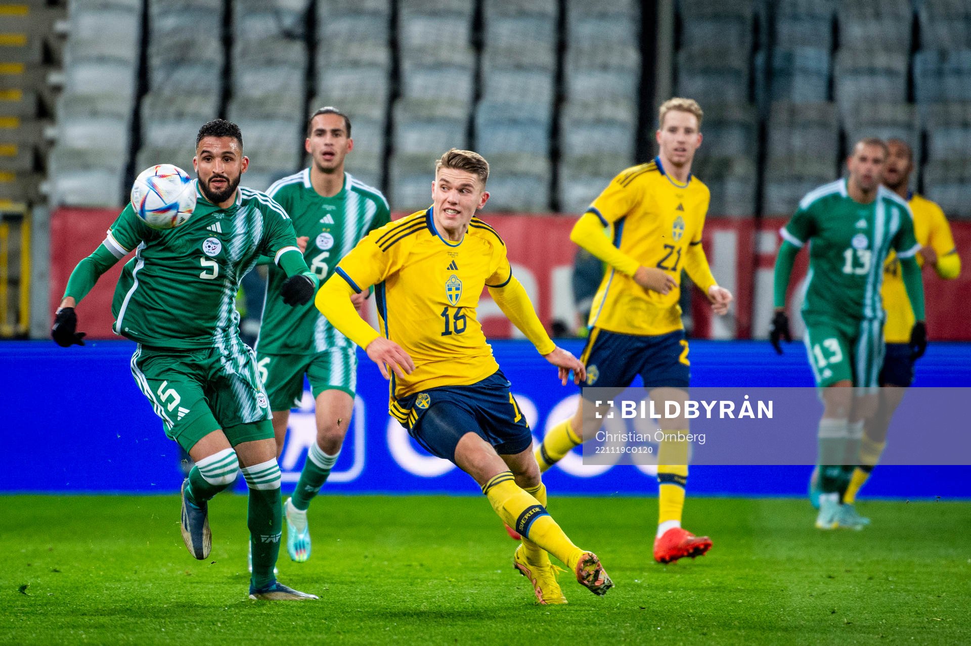 Ahmed Touba of Algeria and Viktor Gyökeres of Sweden during the international friendly football match between Sweden and Algeria on November 19, 2022 in Malmö.