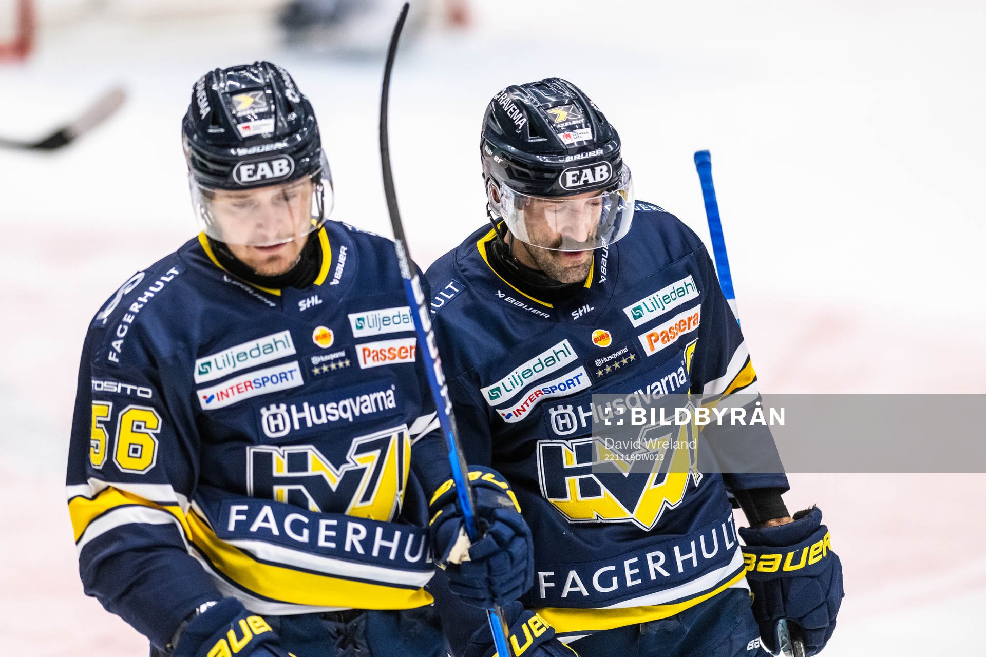 HV71s Fredrik Forsberg och HV71s Taylor Matson depparunder