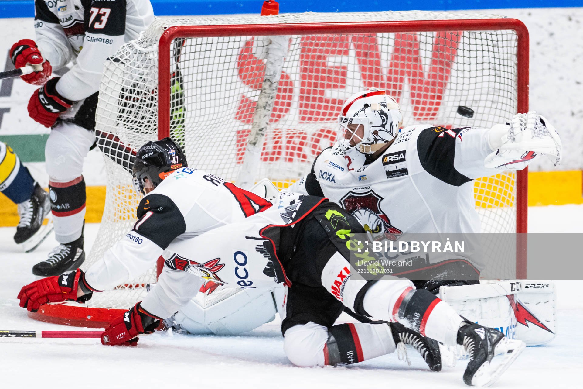 Malmö Redhawks målvakt Daniel Marmenlind släpper in ett
