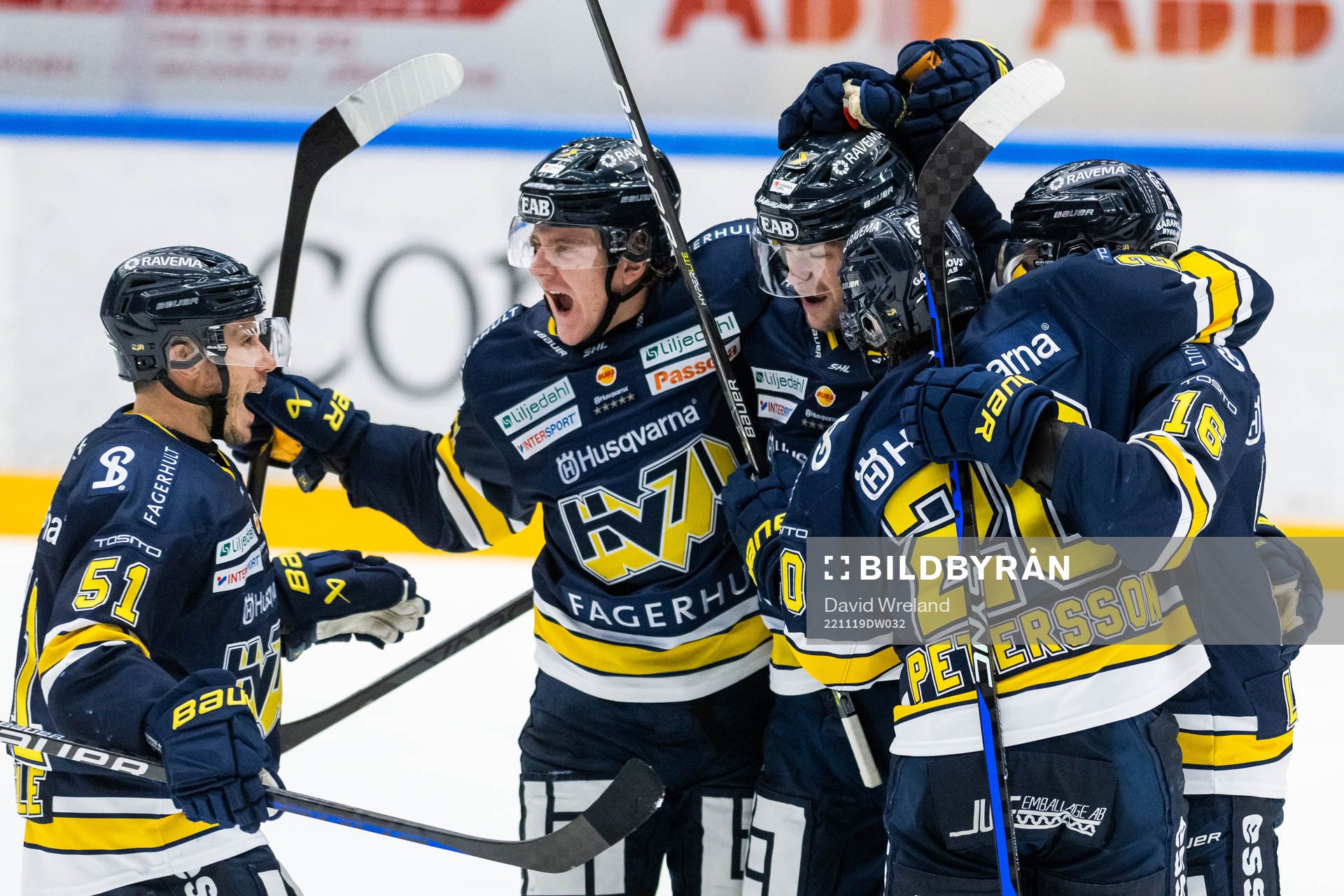 HV71s Joseph Laleggia jublar med lagkamrater