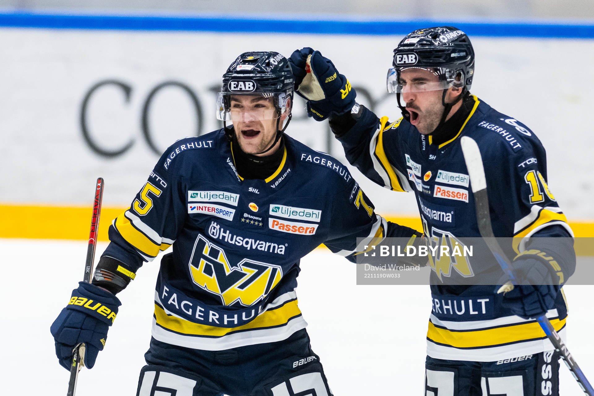 HV71s Joseph Laleggia (till vänster) jublar