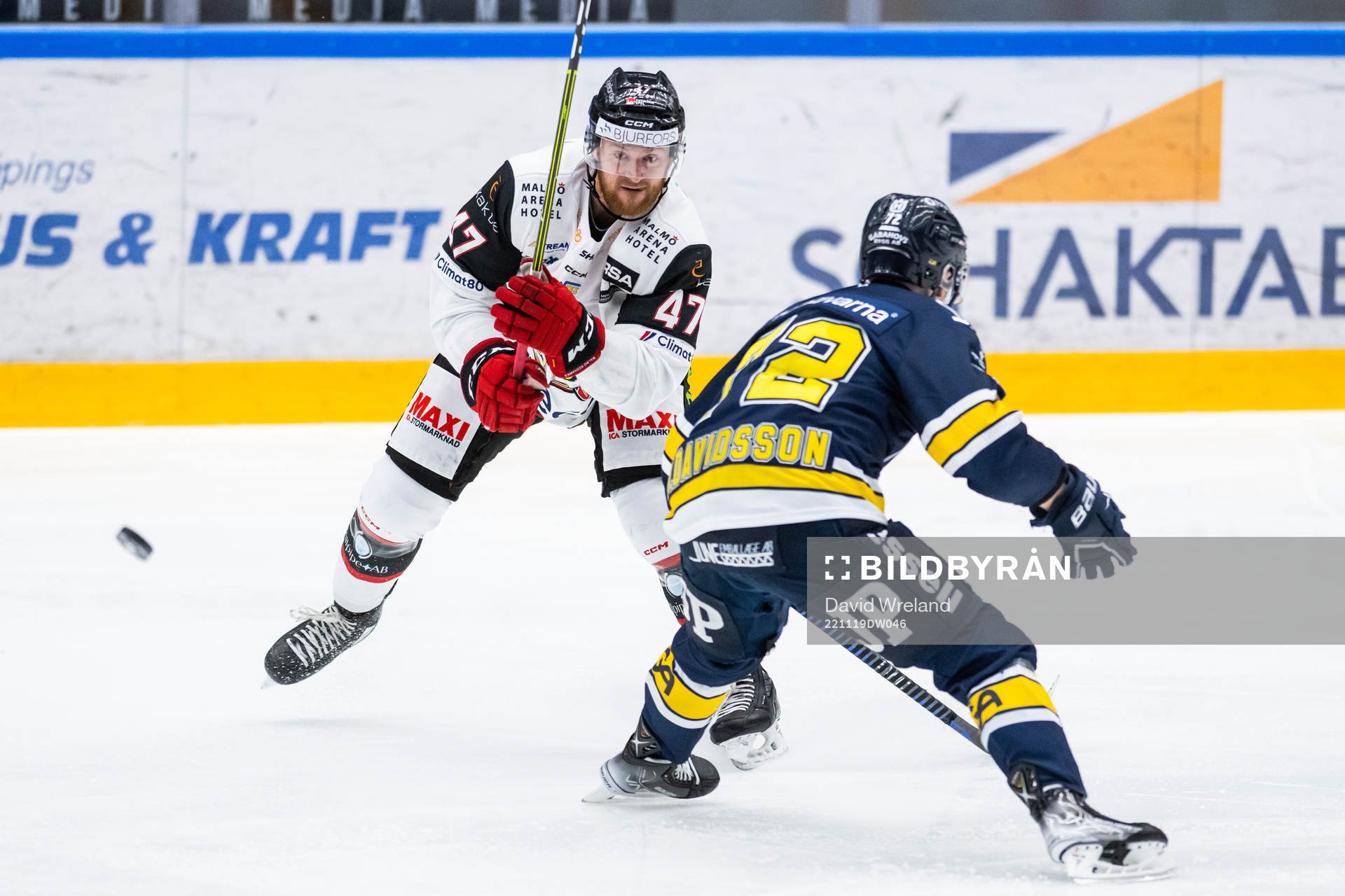 Malmö Redhawks Joakim Ryan och HV71s Jonathan Davidsson