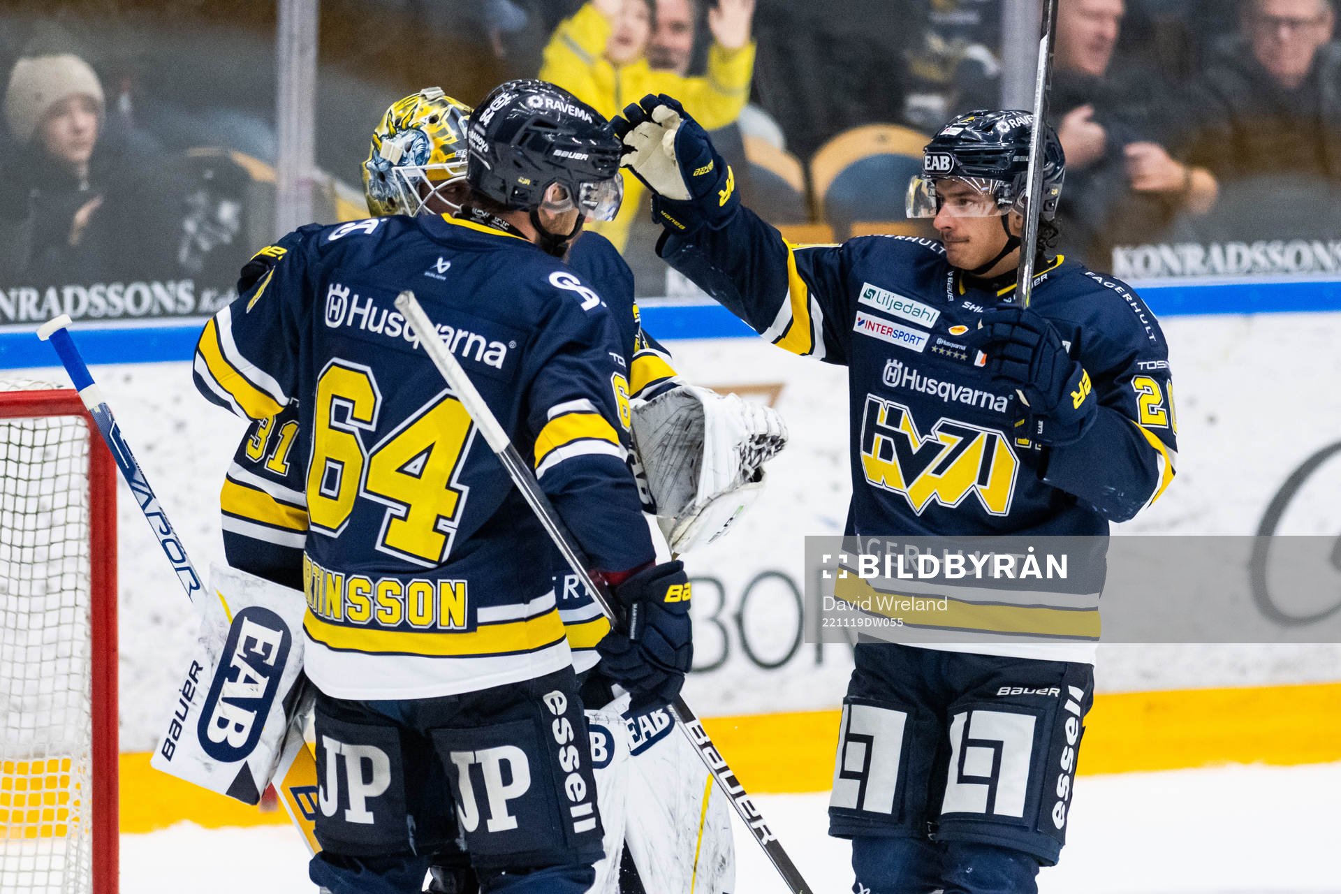 HV71s Eric Martinsson, målvakt Joni Ortio och Tyler Vesel