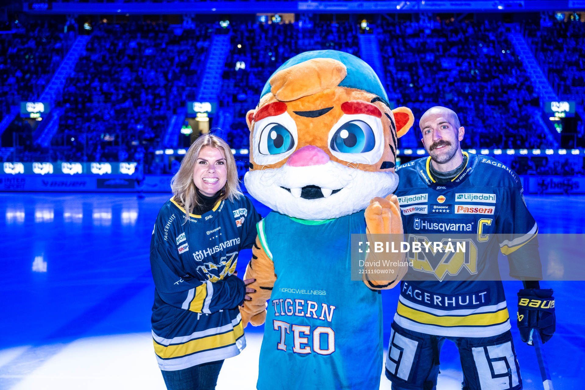 HV71s Taylor Matson delar ut tröja till kvällens
