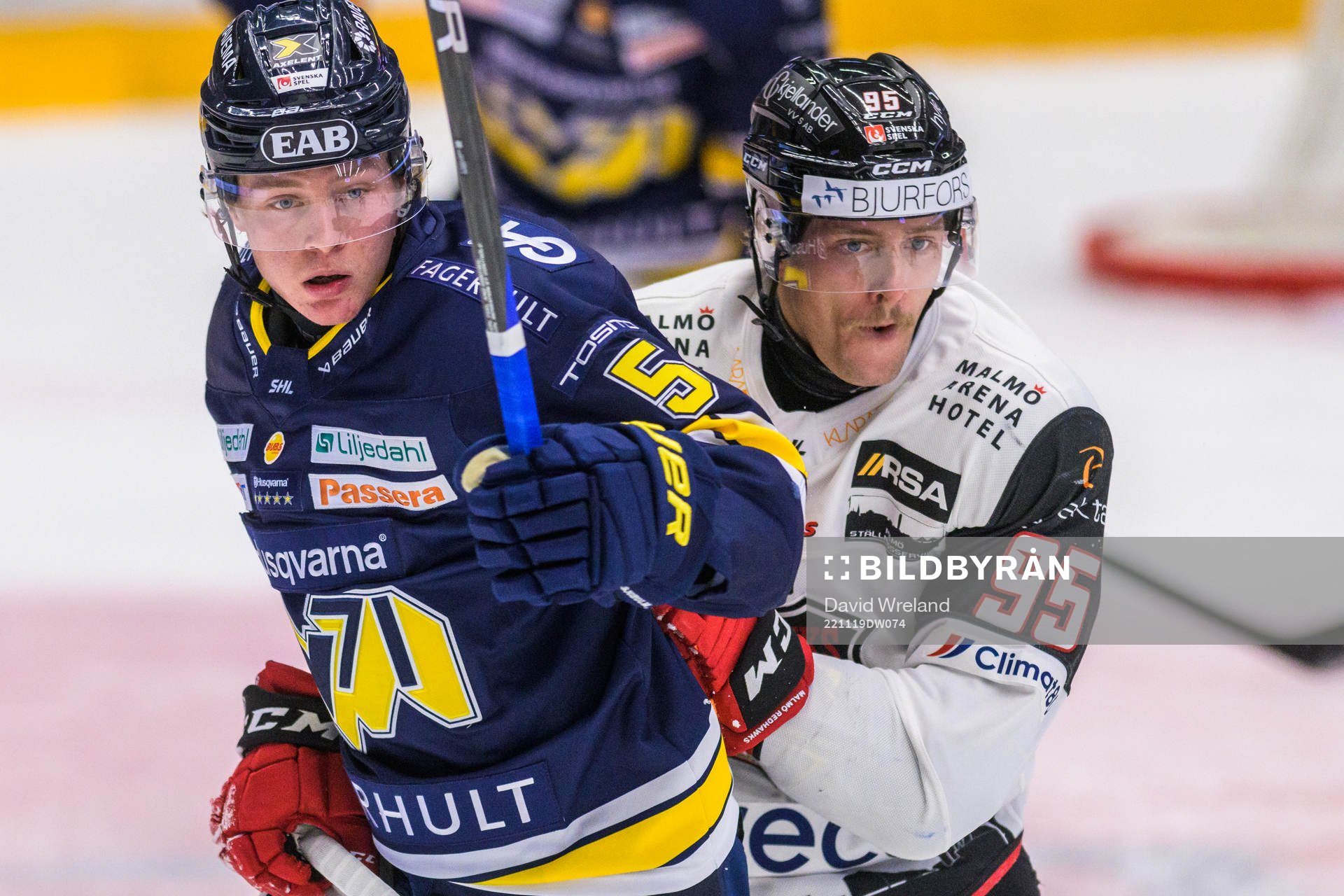 HV71s Victor Sjöholm och Malmö Redhawks Carl Persson