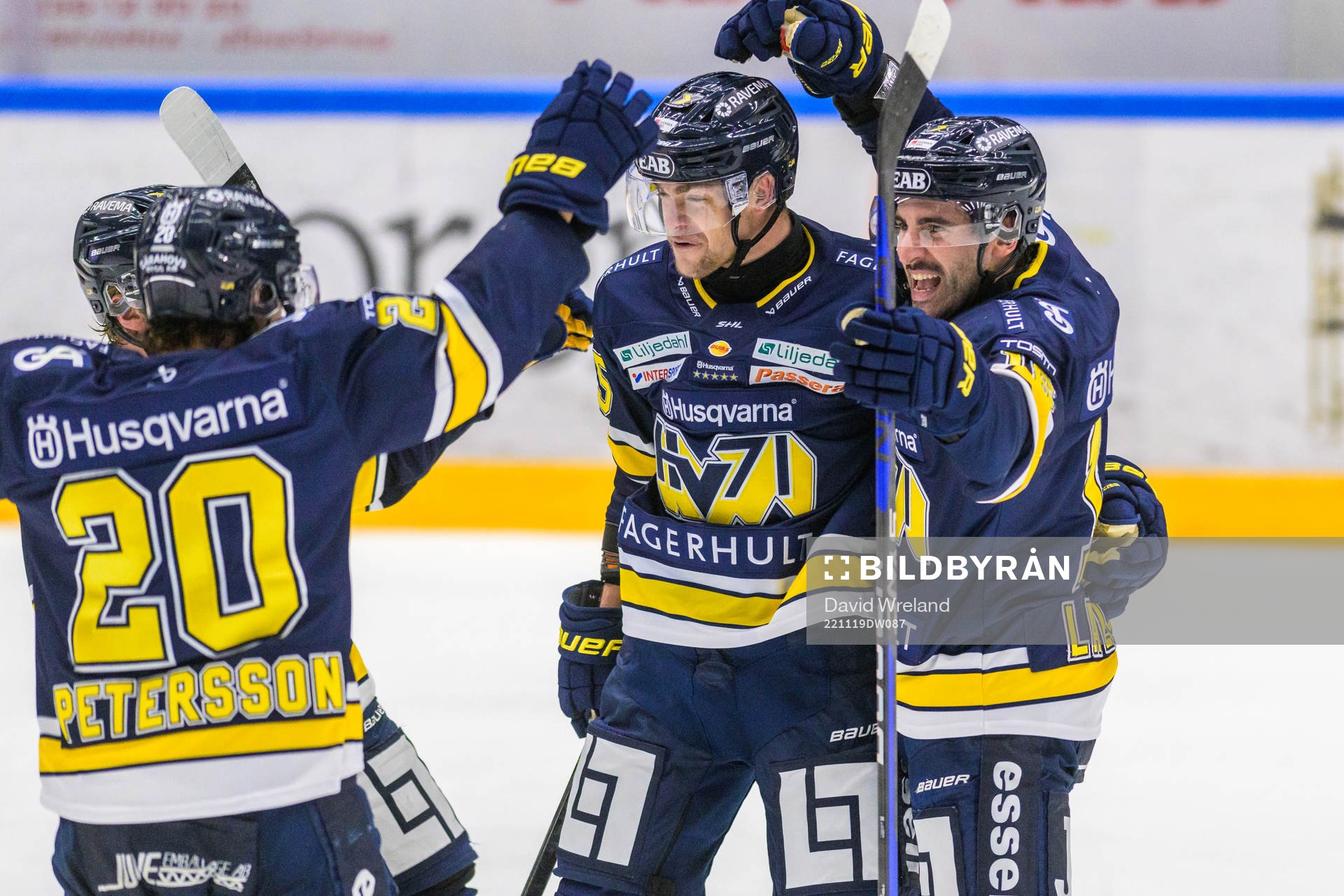 HV71s Radan Lenc och HV71s Joseph Laleggia jublar