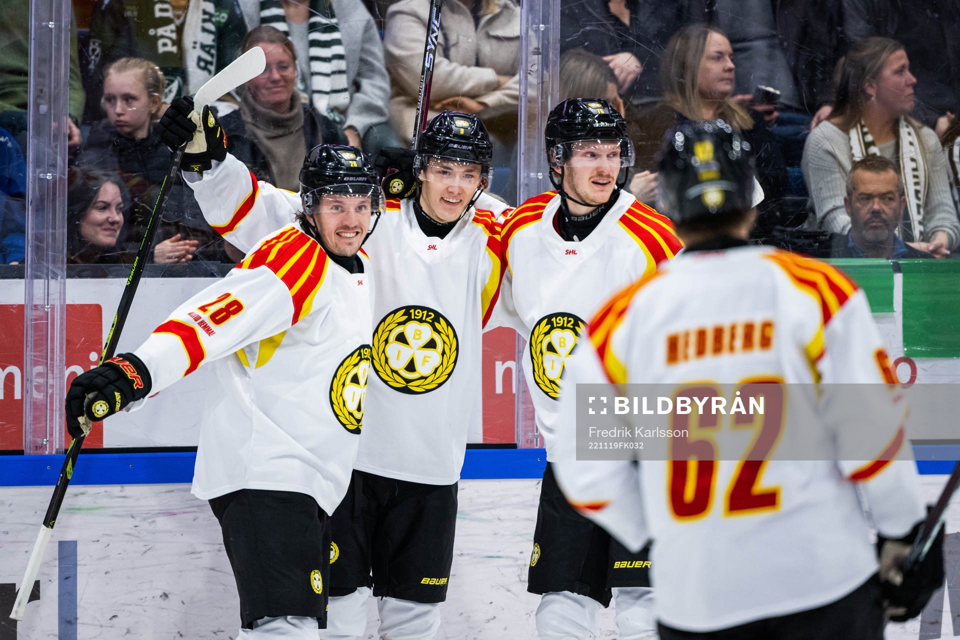 Brynäs William Strömgren (mitten) jublar med Johannes