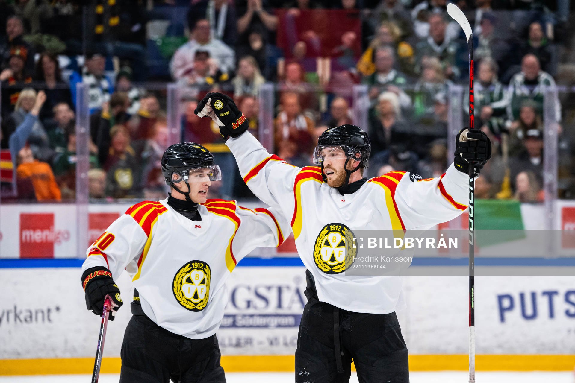 Brynäs David Sklenicka och Oscar Eklind jublar