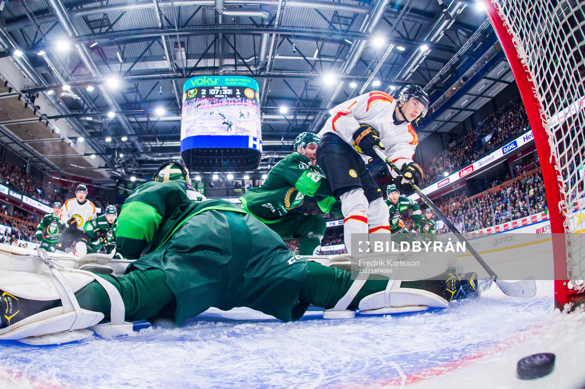 Brynäs William Strömgren skjuter 2-2 bakom Färjestads