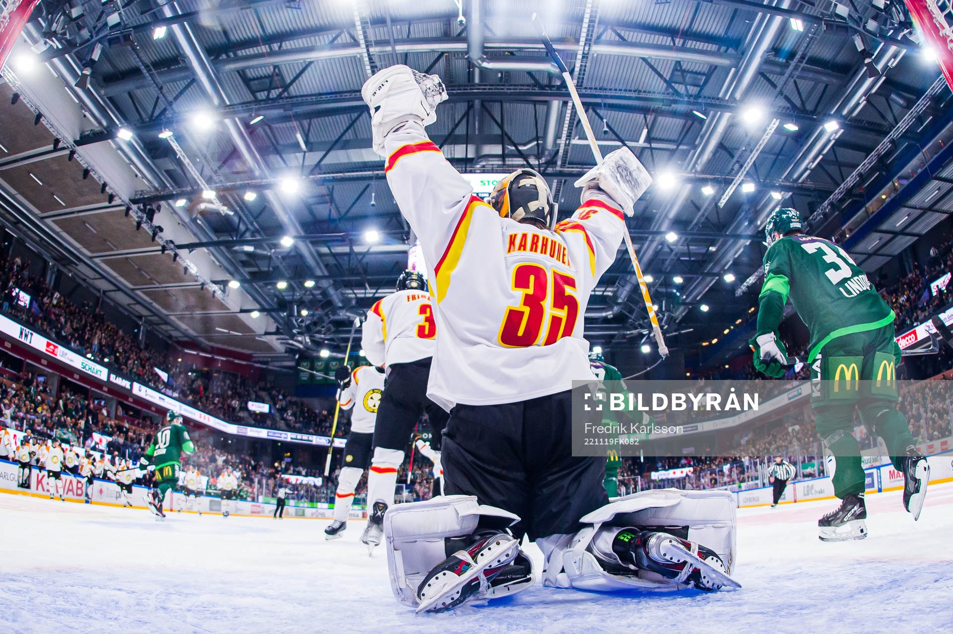 Brynäs målvakt Tomi Karhunen jublar