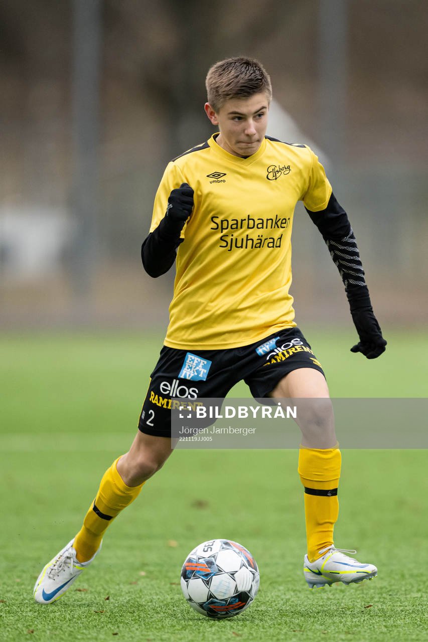 Elfsborgs Felix Strömberg under fotbollsmatchen i P16 ligacupen mellan Elfsborg och Norrköping den 19 november 2022 i Borås. 