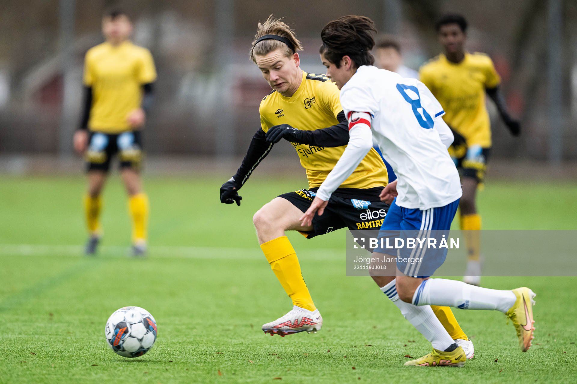 Elfsborgs Emilio Ulvholm Scarpelli och Norrköpings Marlon Torrico Ljungstedt under fotbollsmatchen i P16 ligacupen mellan Elfsborg och Norrköping den 19 november 2022 i Borås.