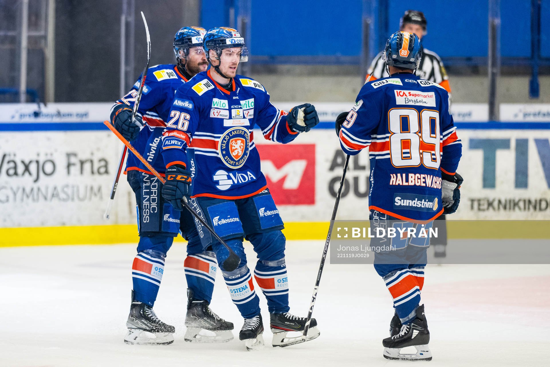 Växjös Joel Kellman och Jayden Halbgewachs jublar
