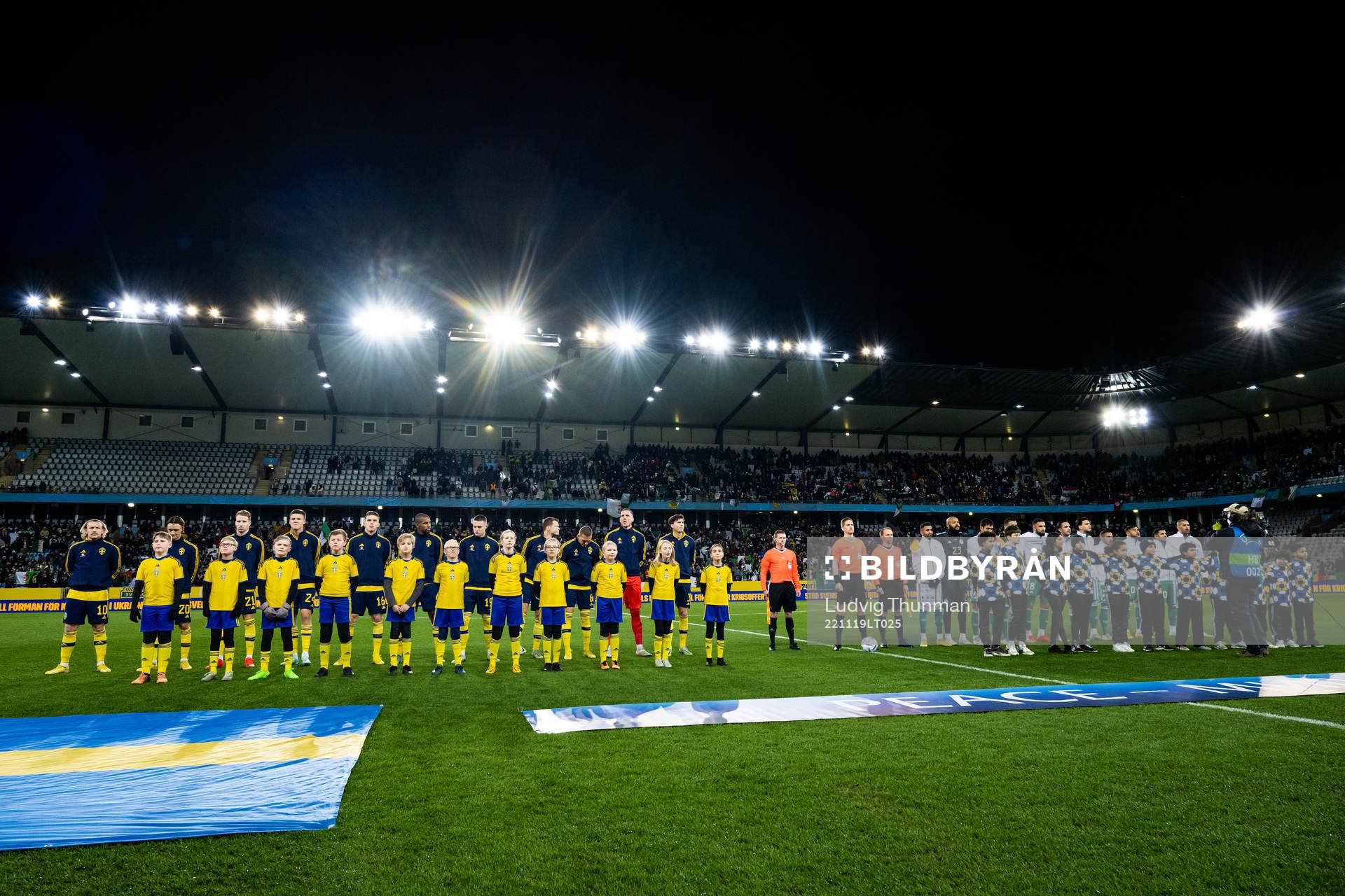 Players of Sweden and of Algeria