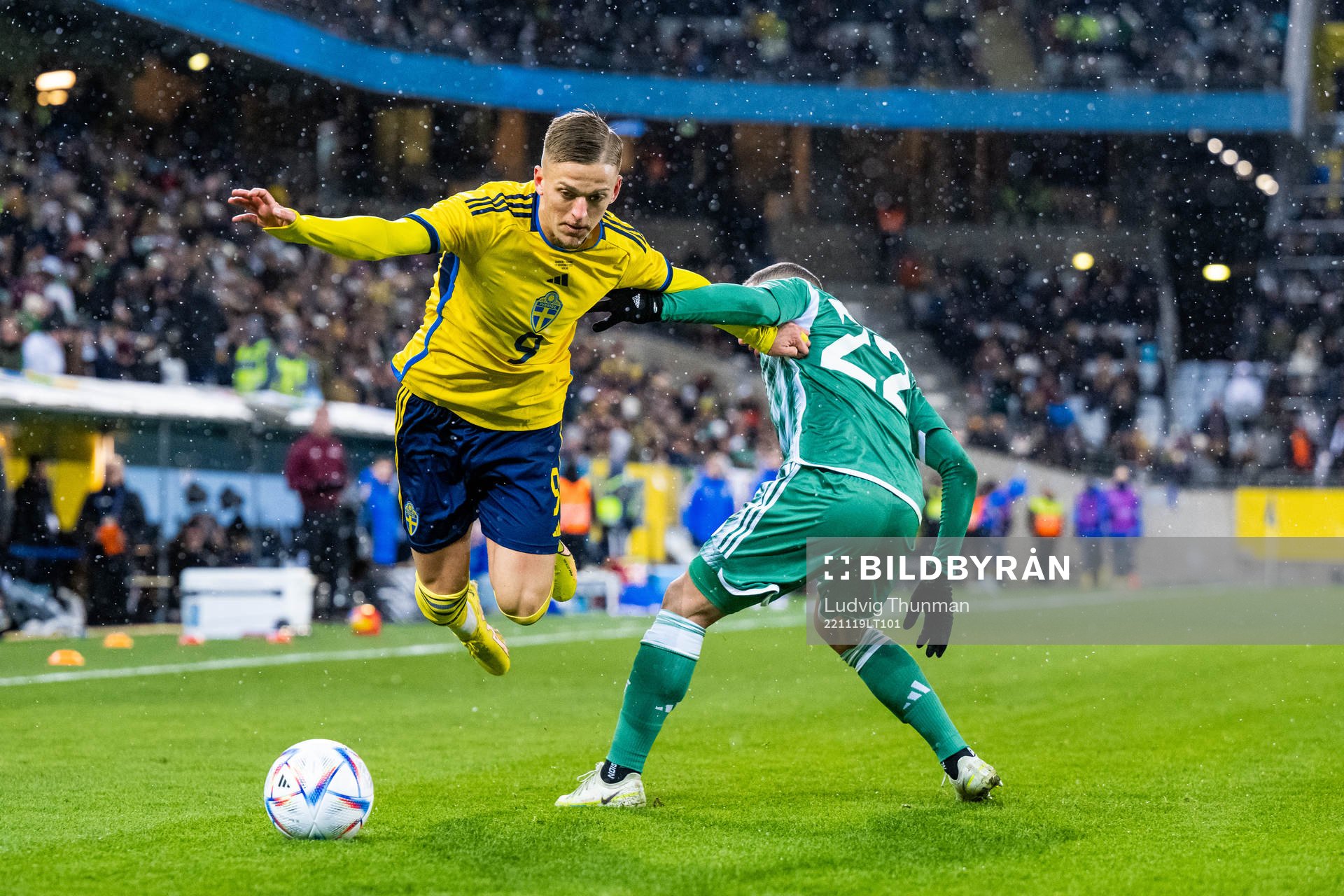 Jesper Karlsson of Sweden and Ismael Bennacer of Algeria