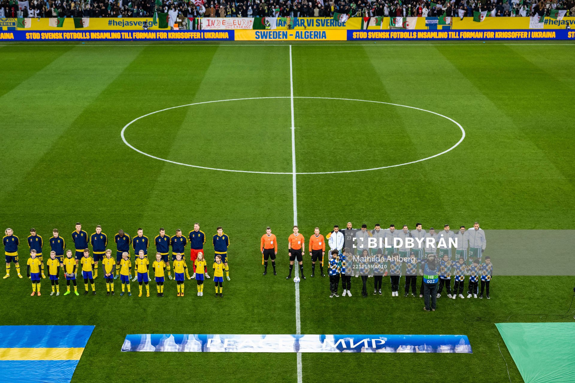 Players of Sweden and of Algeria