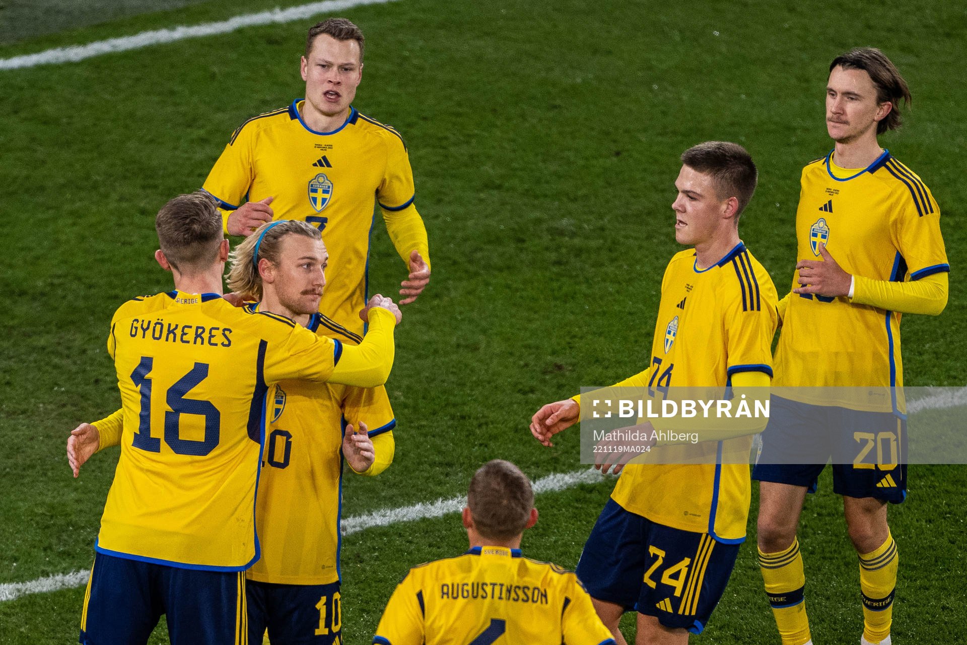 Emil Forsberg of Sweden celebrate with teammates