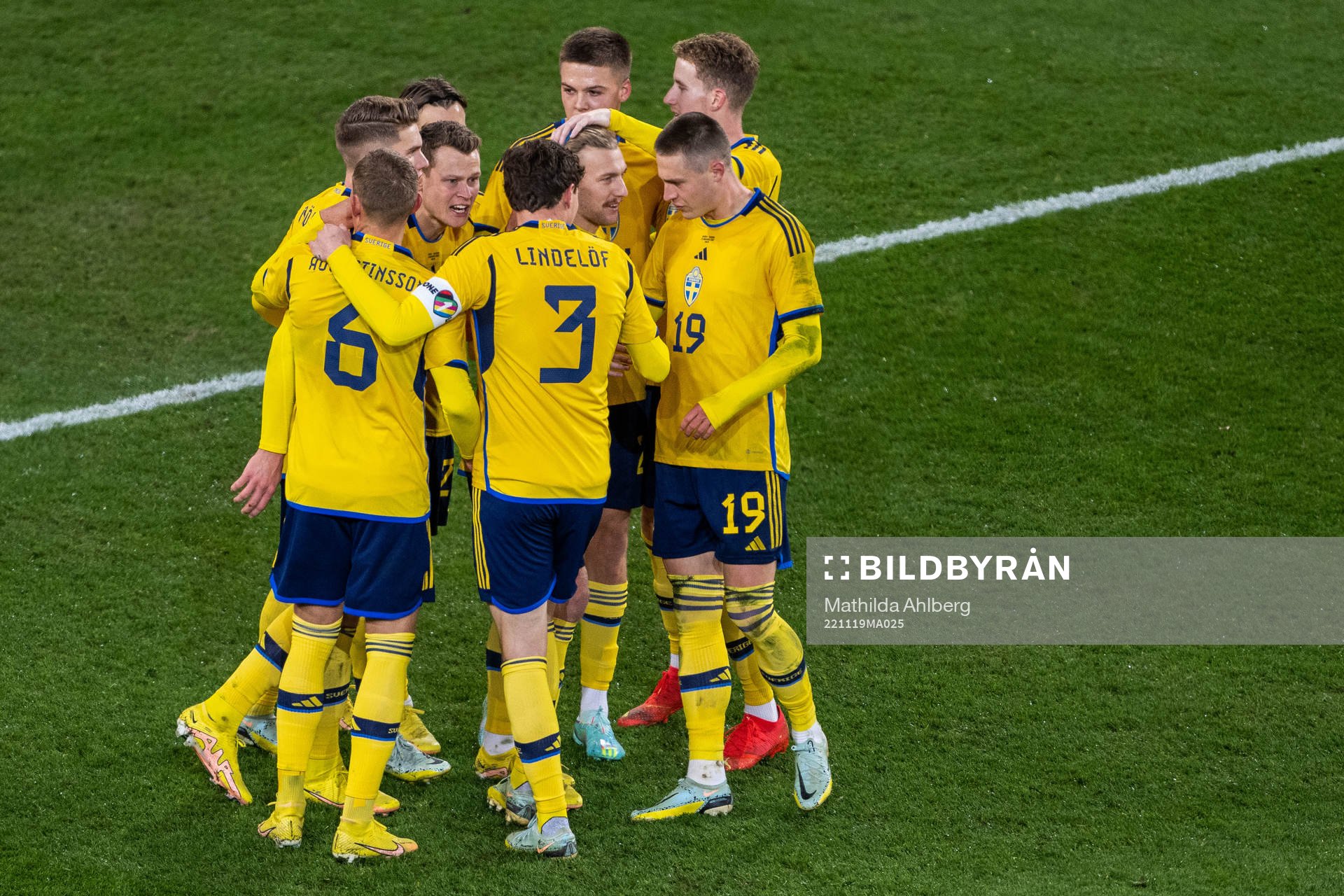 Emil Forsberg of Sweden celebrate with teammates