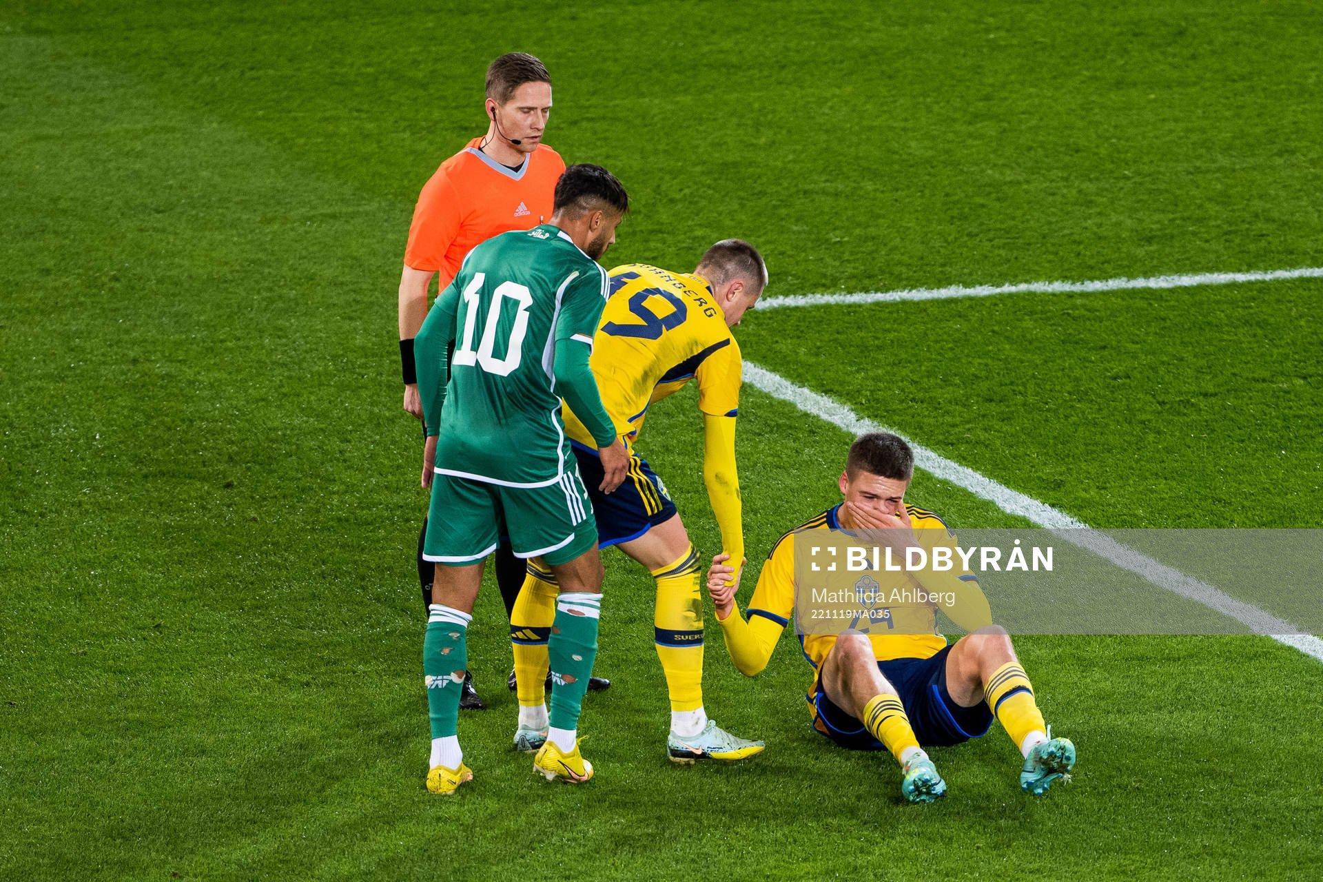 Referee Espen Eskås, Youcef Belaili of Algeria, Emil