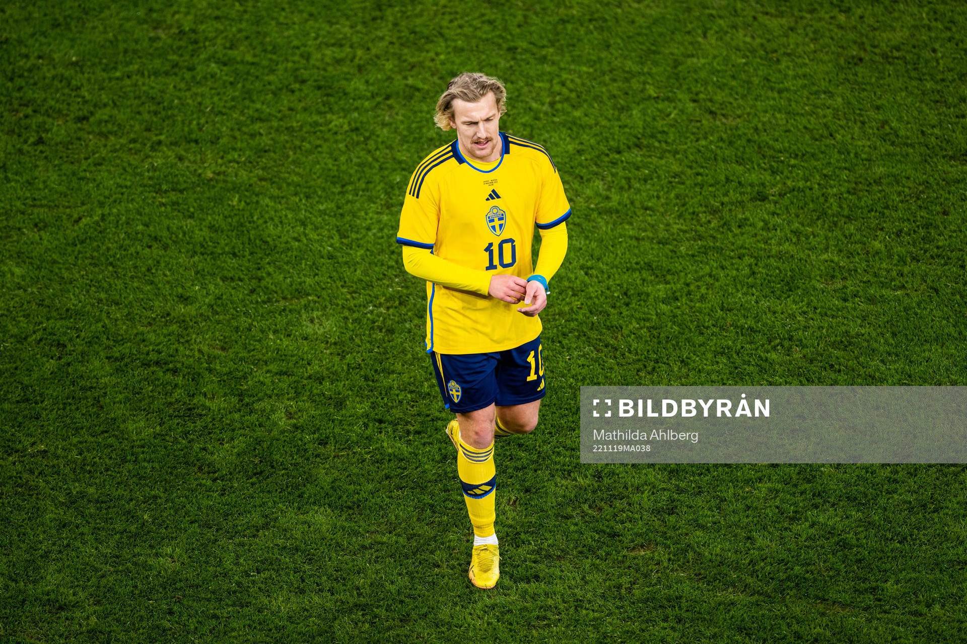 Emil Forsberg of Sweden is substitited off