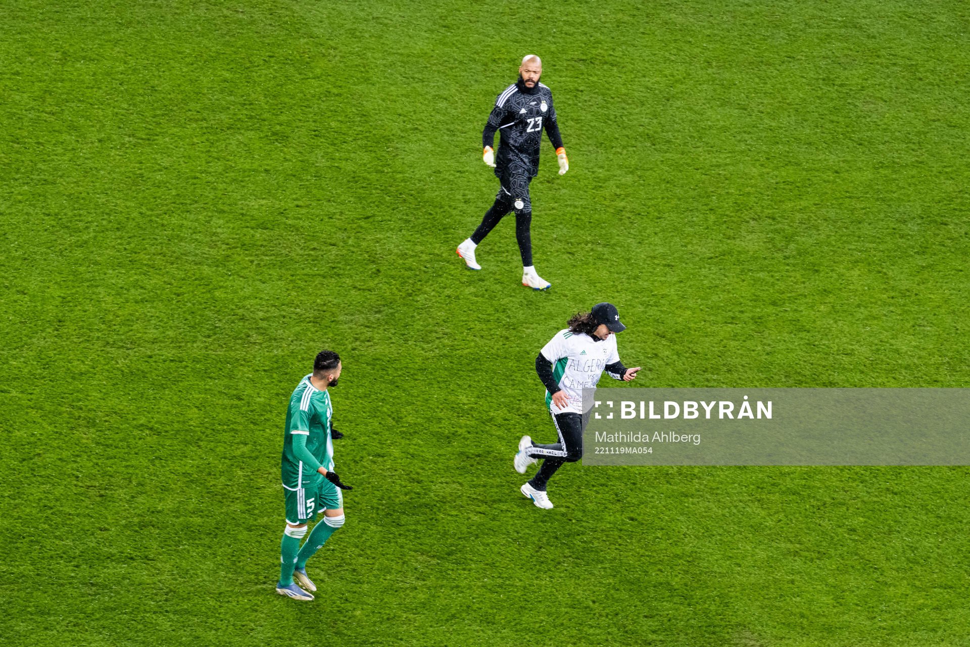 Ahmed Touba and goalkeeper Rais Mbolhi of Algeria next to two pitch invaders during the international friendly football match between Sweden and Algeria on November 19, 2022 in Malmö.